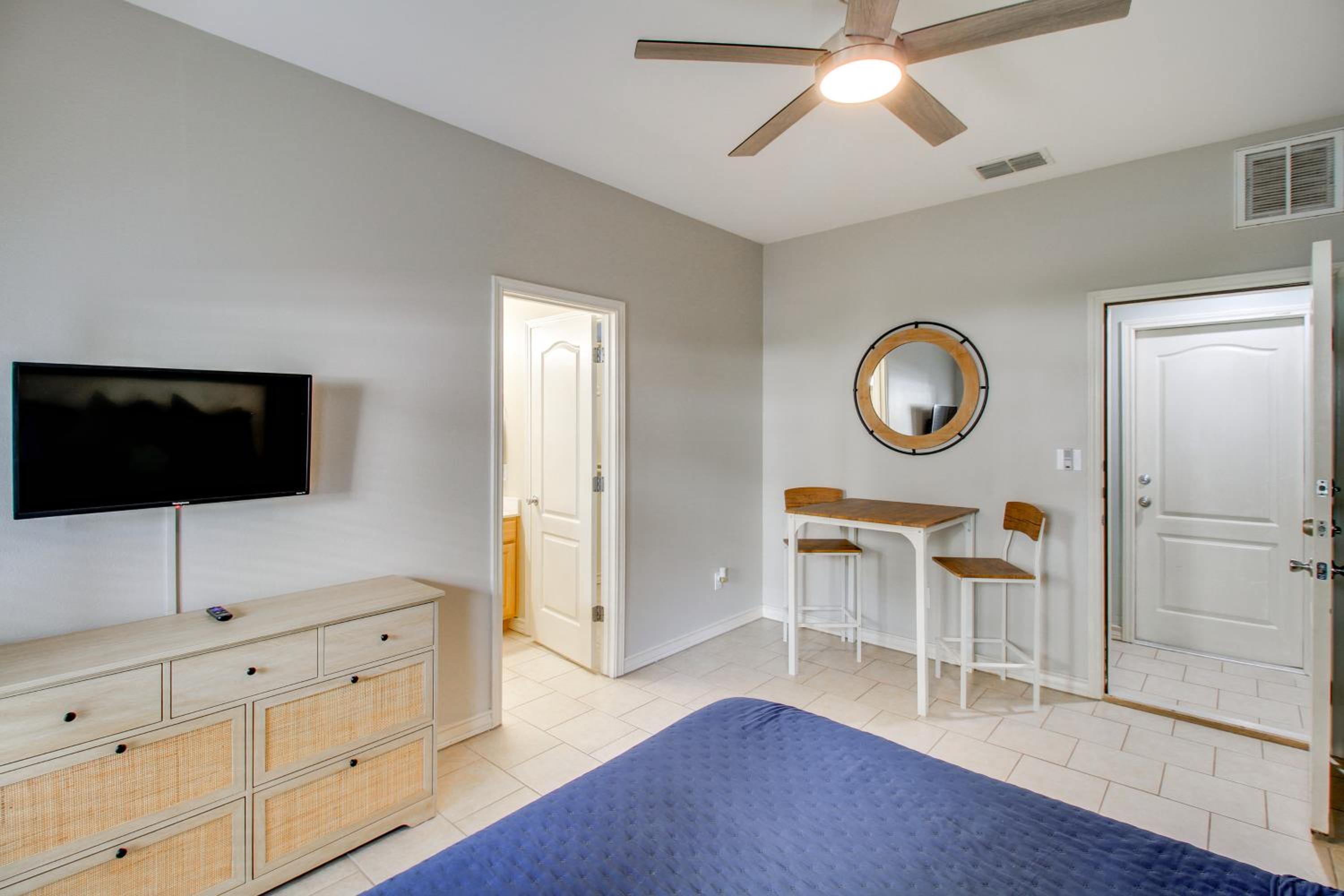 Walk to Beach and Dining Corpus Christi Townhome
