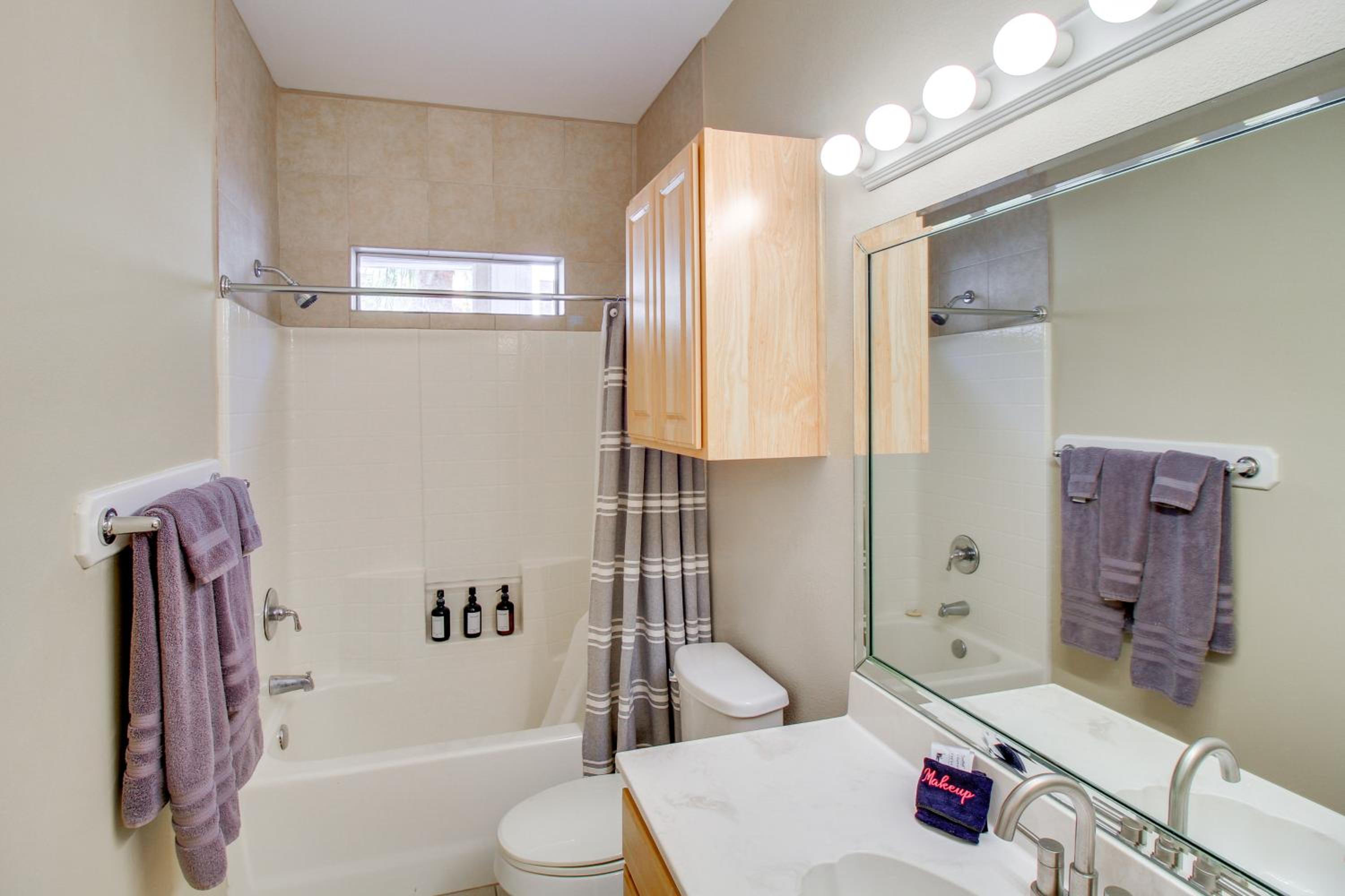 Walk to Beach and Dining Corpus Christi Townhome
