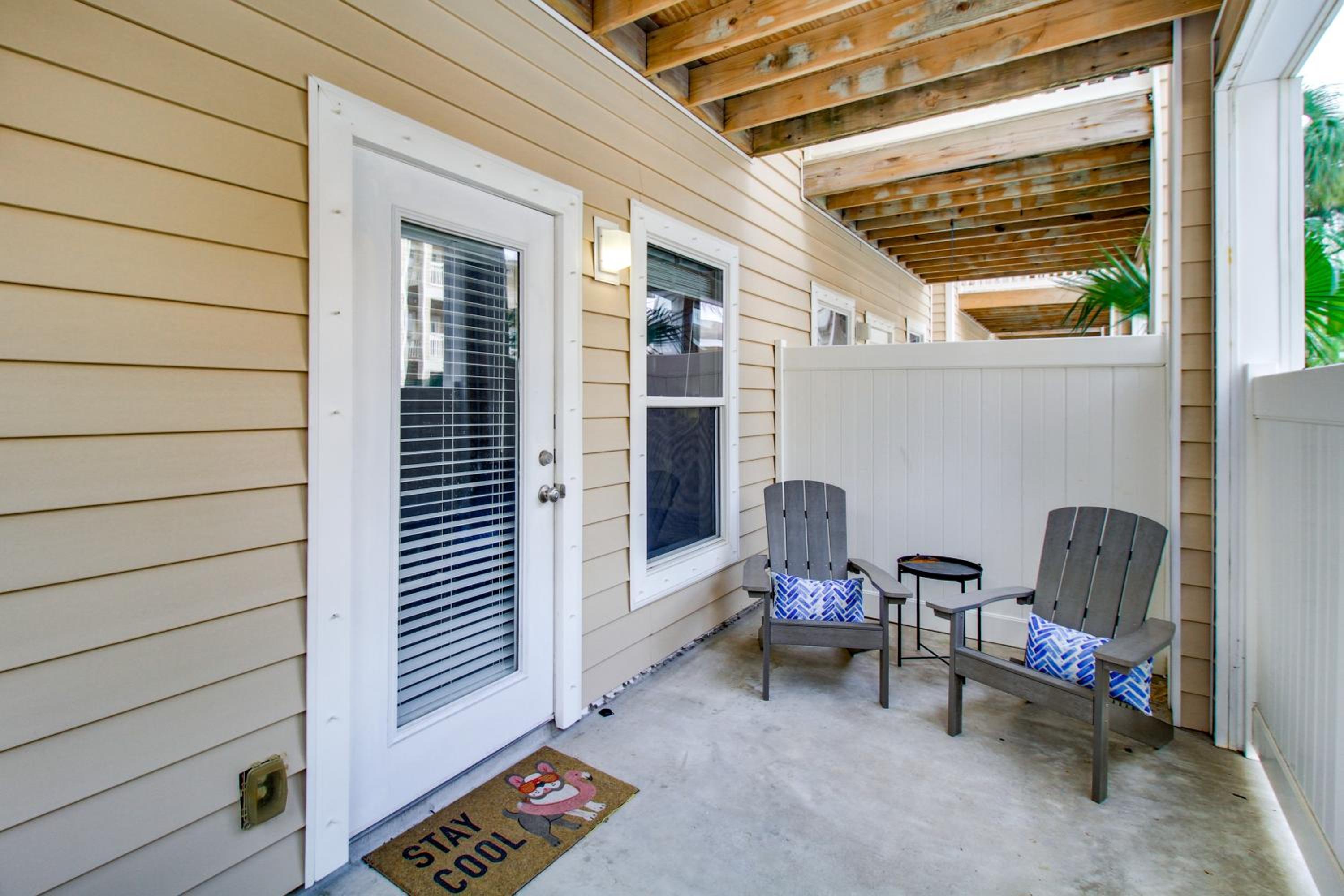 Walk to Beach and Dining Corpus Christi Townhome