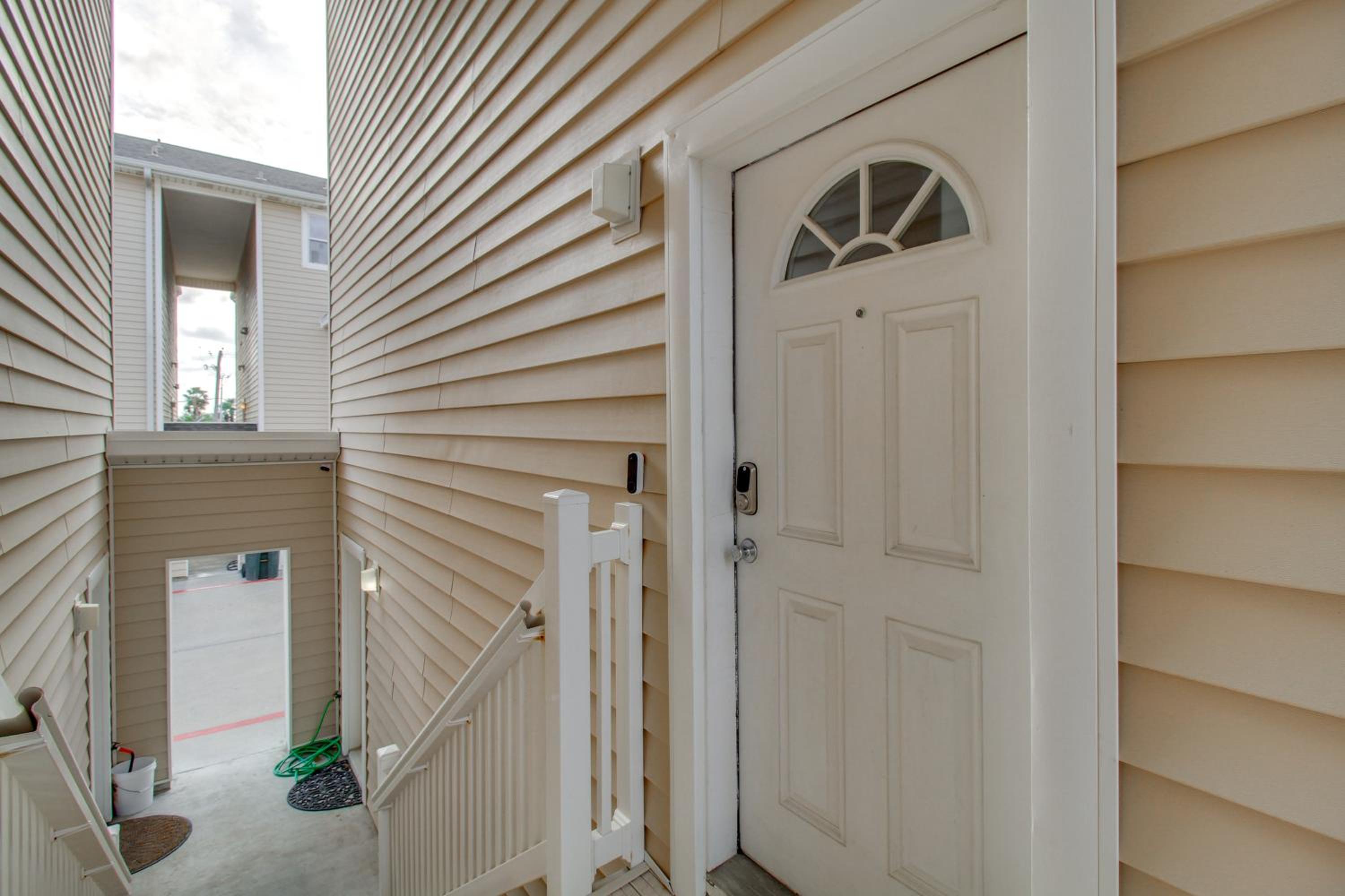 Walk to Beach and Dining Corpus Christi Townhome