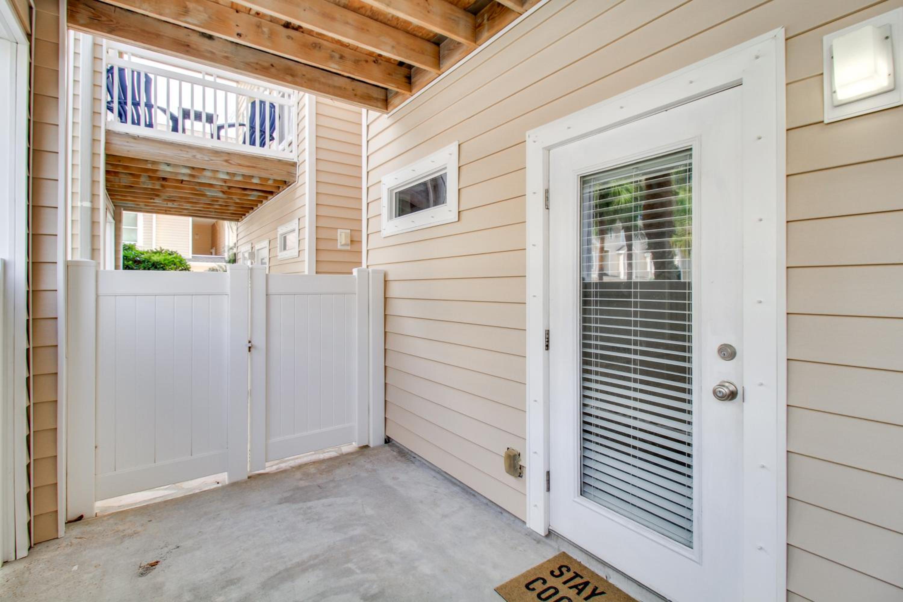 Walk to Beach and Dining Corpus Christi Townhome