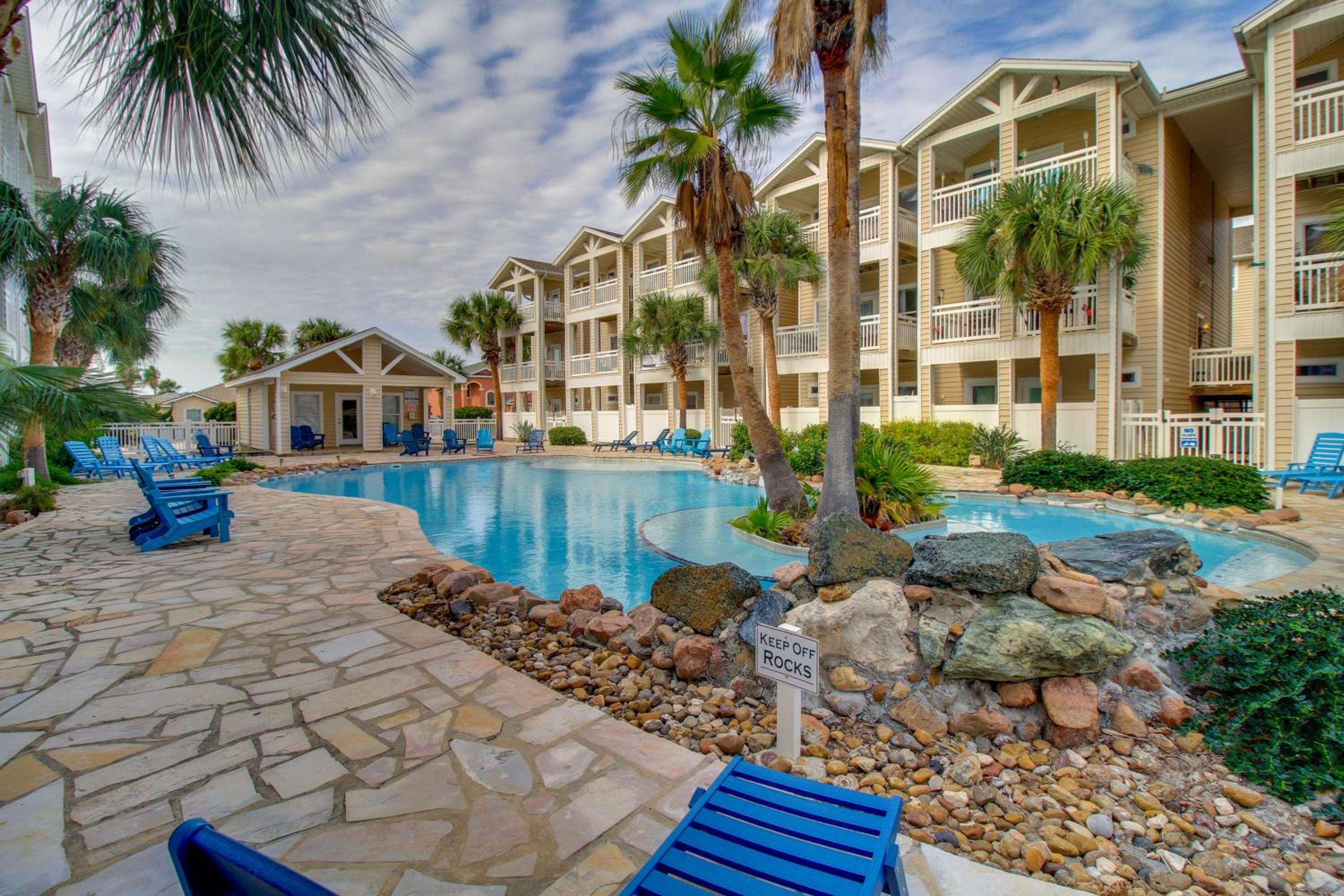 Walk to Beach and Dining Corpus Christi Townhome