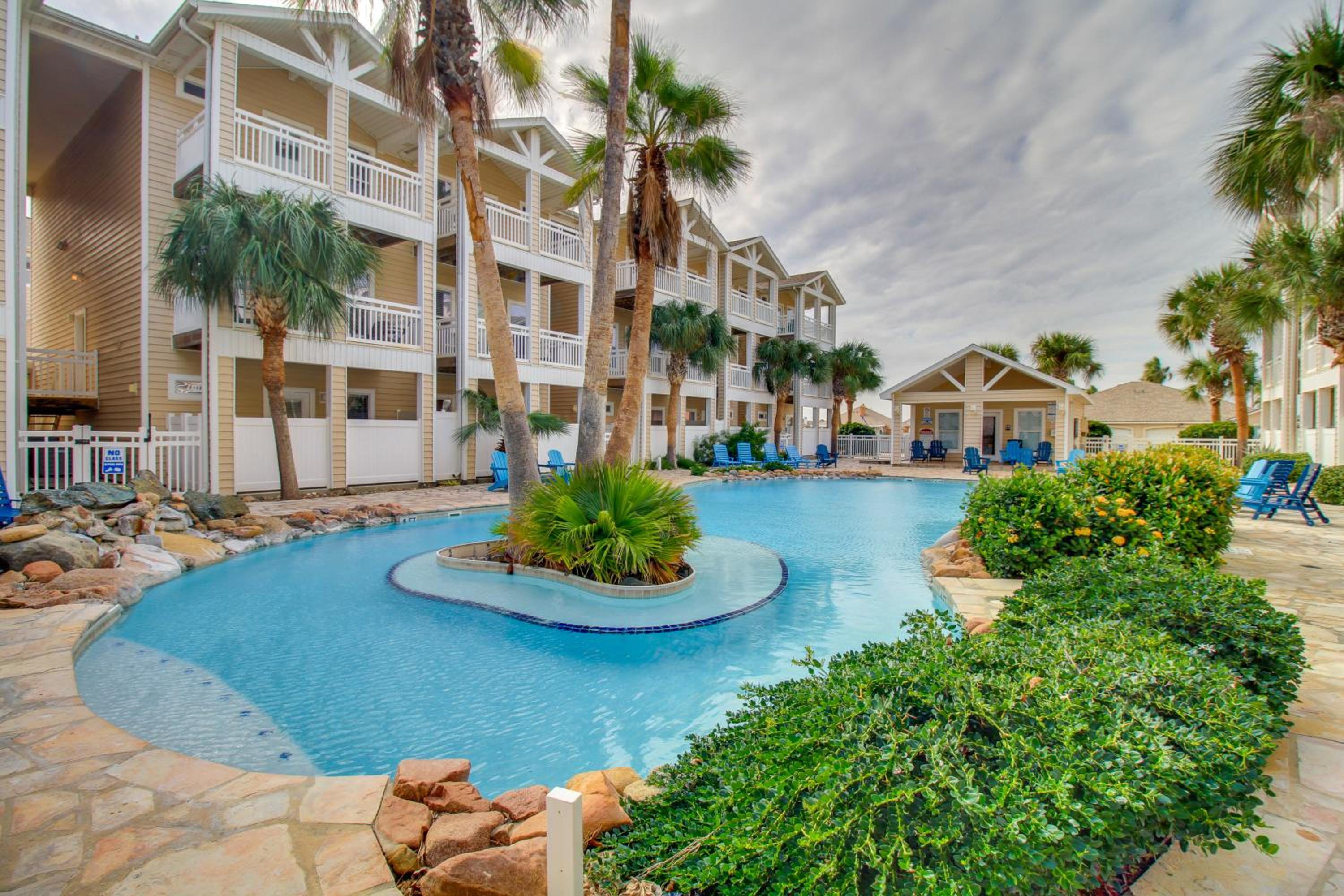 Walk to Beach and Dining Corpus Christi Townhome