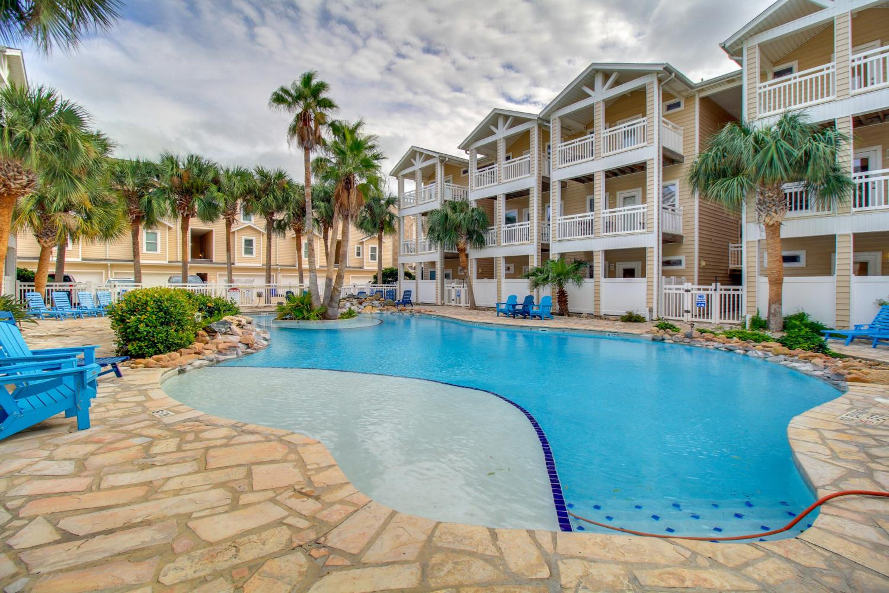 Walk to Beach and Dining Corpus Christi Townhome