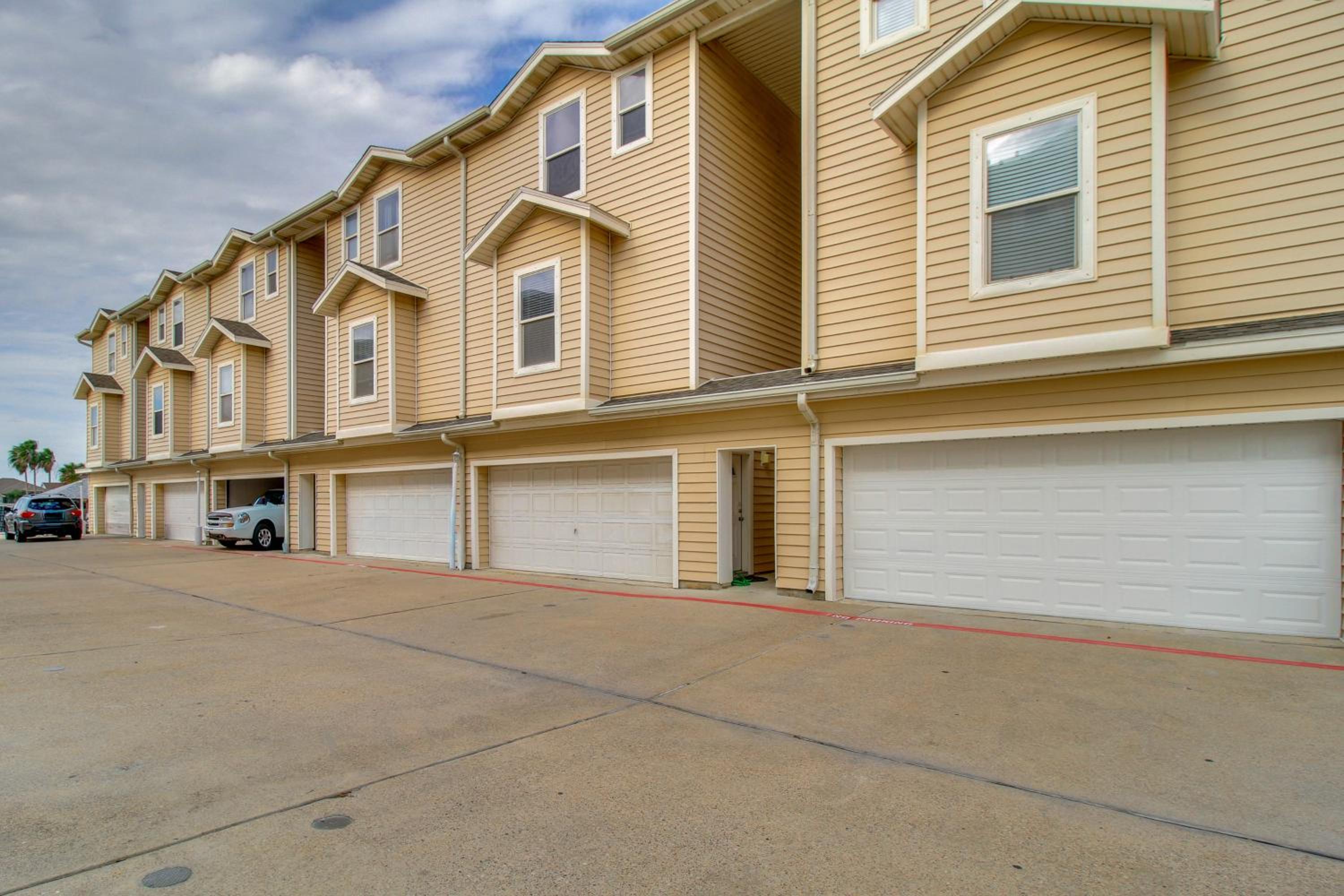 Walk to Beach and Dining Corpus Christi Townhome