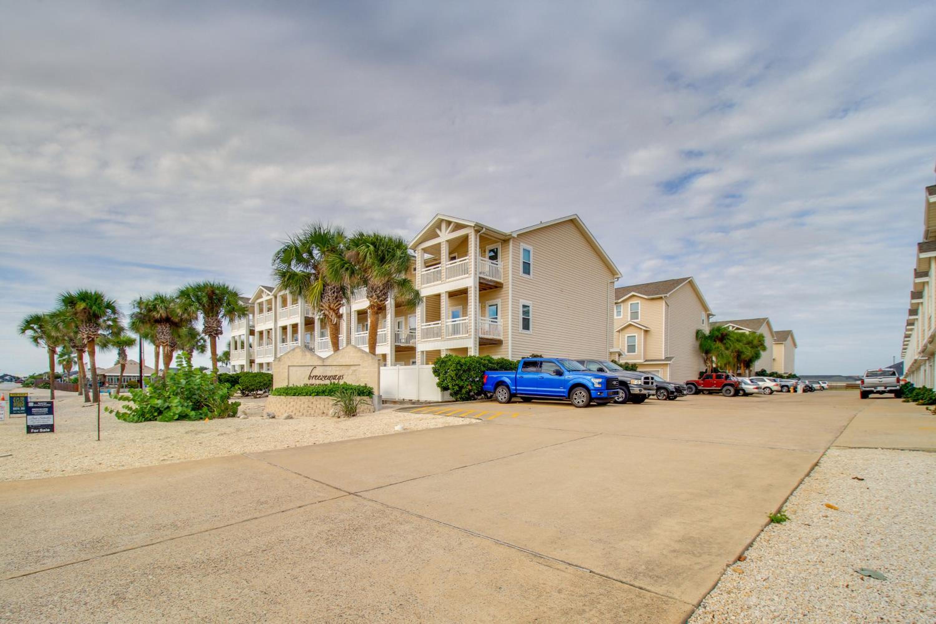 Walk to Beach and Dining Corpus Christi Townhome