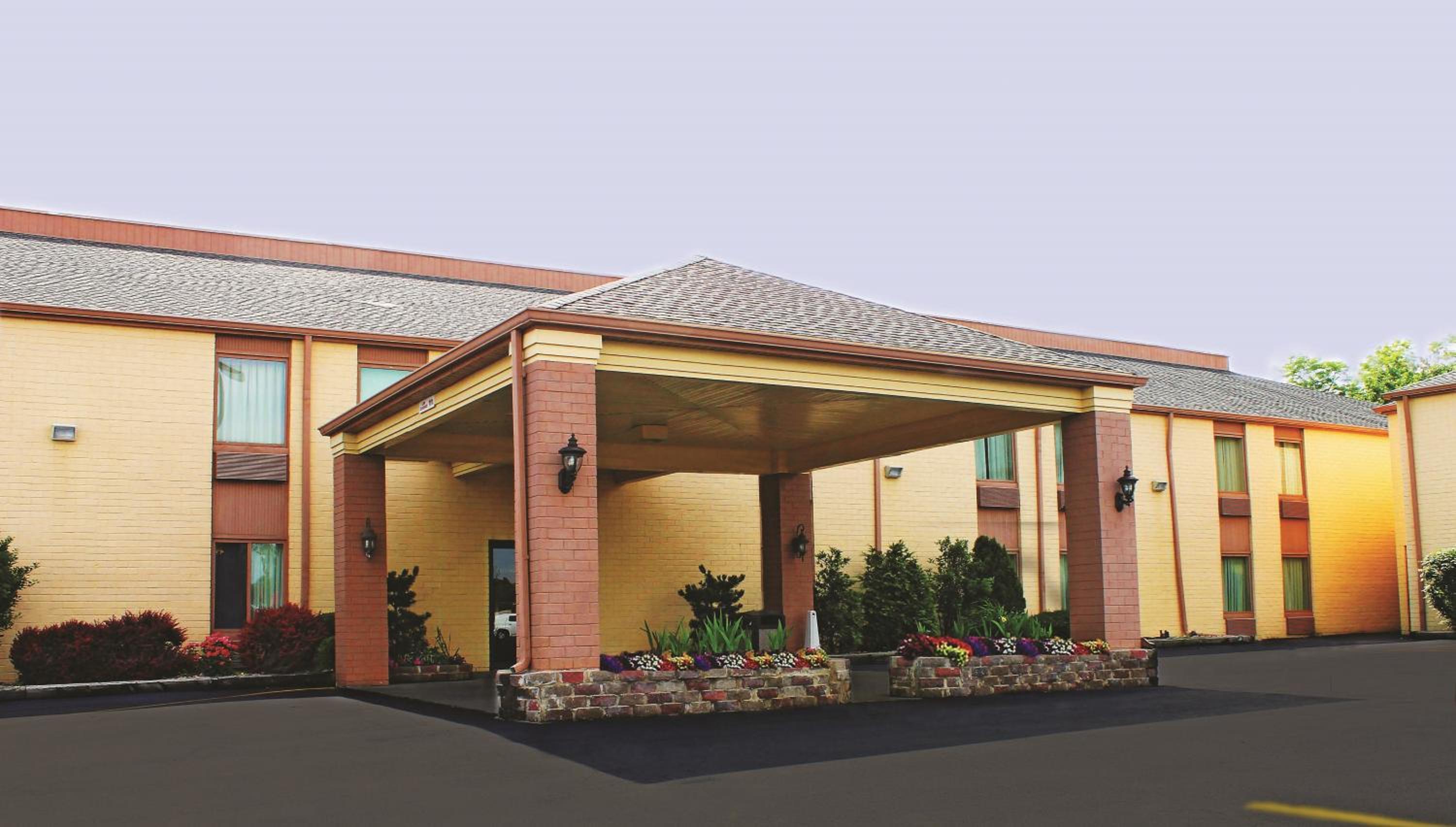 Bloomington Vacations - Days Inn  Suites by Wyndham Bloomington/Normal IL - Property Image 16
