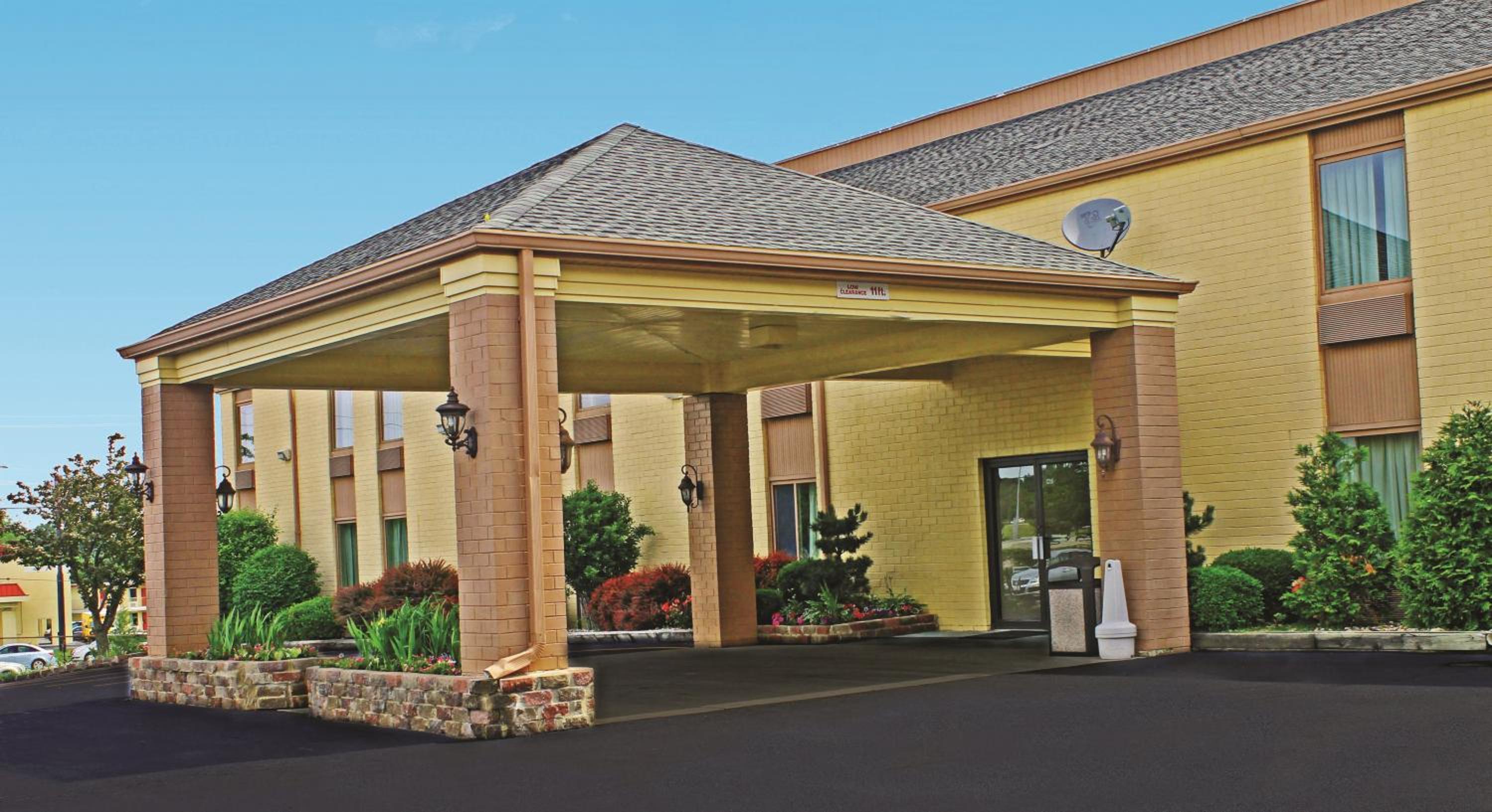 Bloomington Vacations - Days Inn  Suites by Wyndham Bloomington/Normal IL - Property Image 15