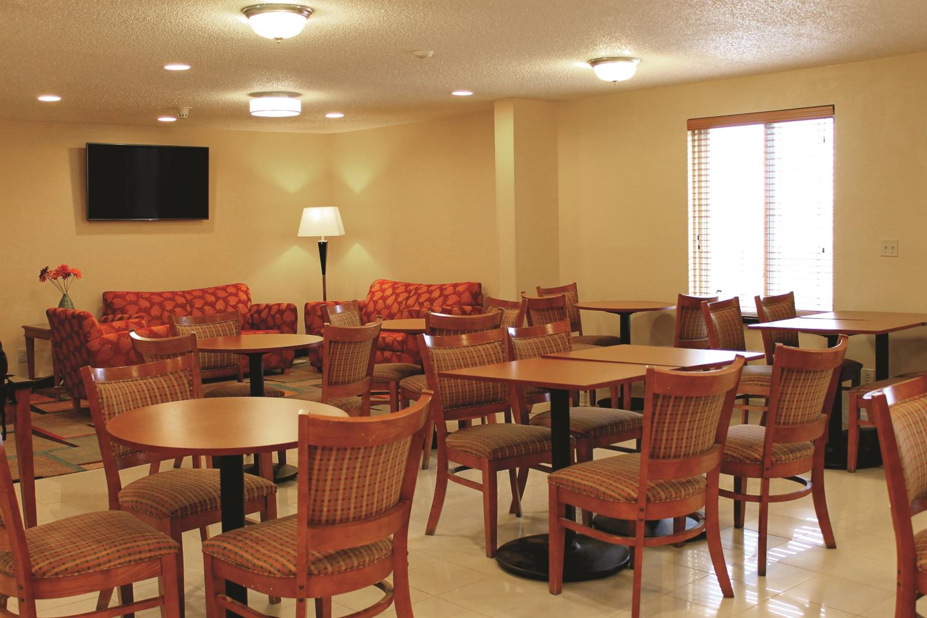 Bloomington Vacations - Days Inn  Suites by Wyndham Bloomington/Normal IL - Property Image 3