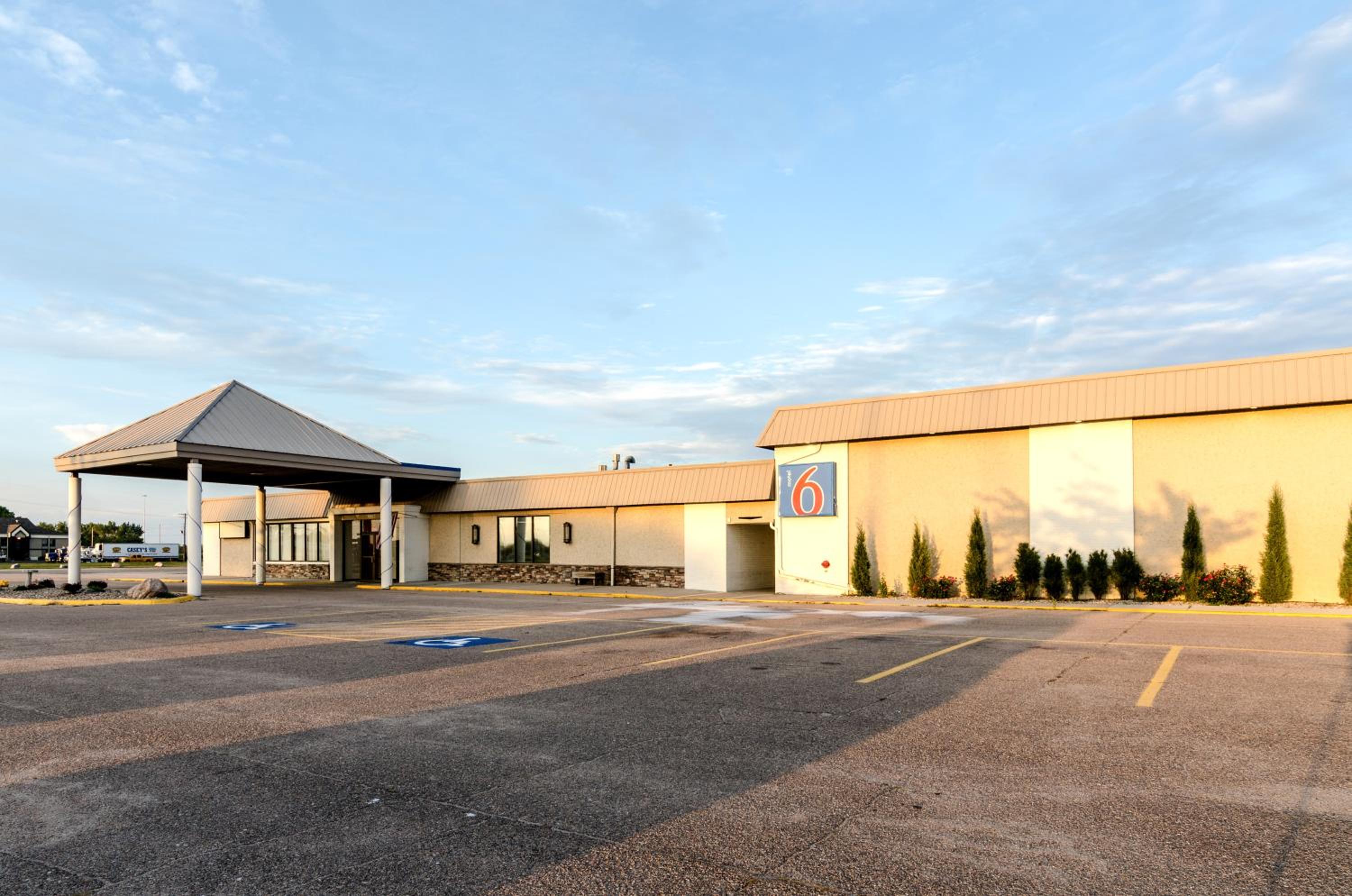 New York City Vacations - Motel 6-York, NE - Property Image 8