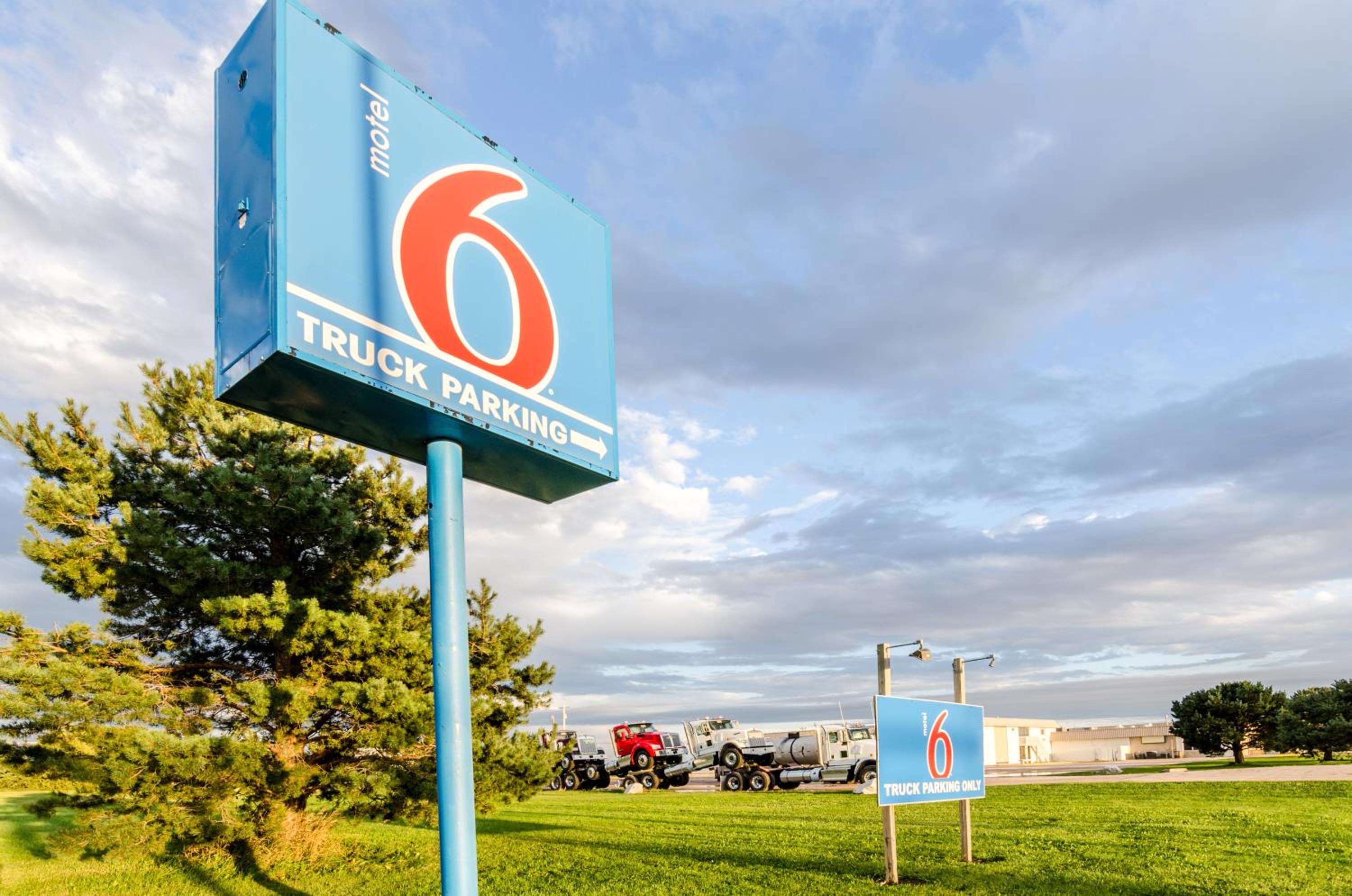 New York City Vacations - Motel 6-York, NE - Property Image 12
