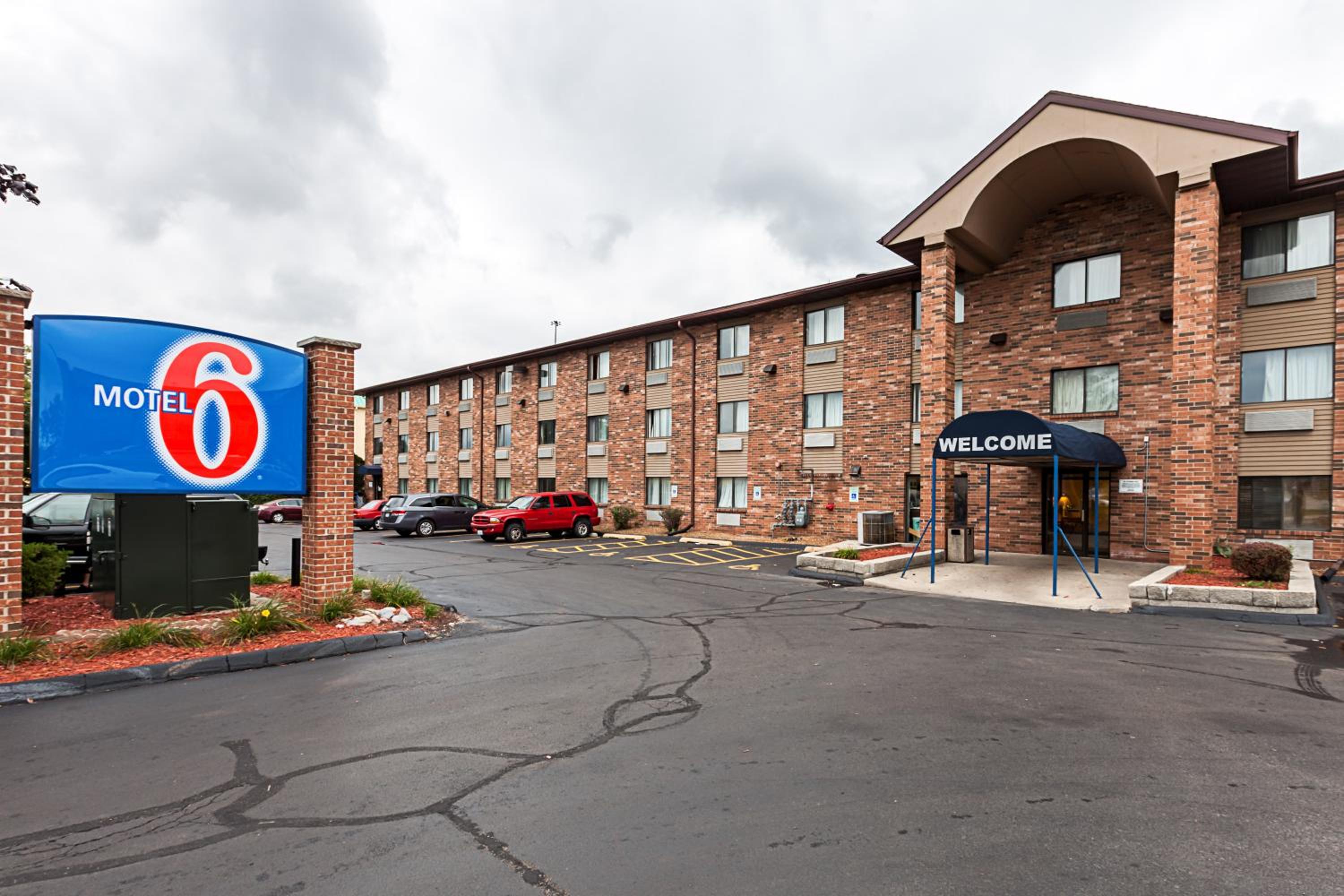 Milwaukee Vacations - Motel 6-Milwaukee, WI - Glendale - Property Image 5
