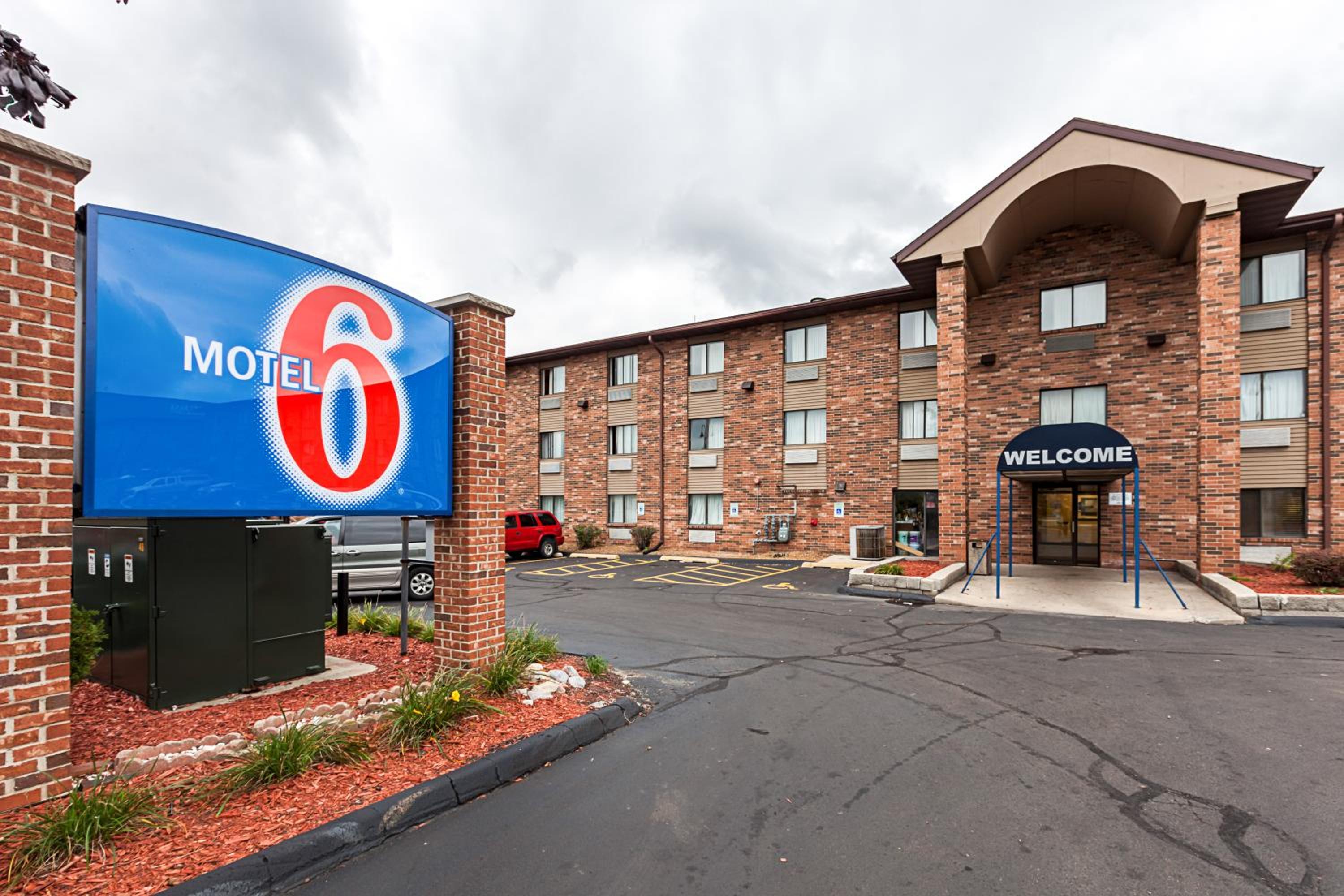 Milwaukee Vacations - Motel 6-Milwaukee, WI - Glendale - Property Image 3