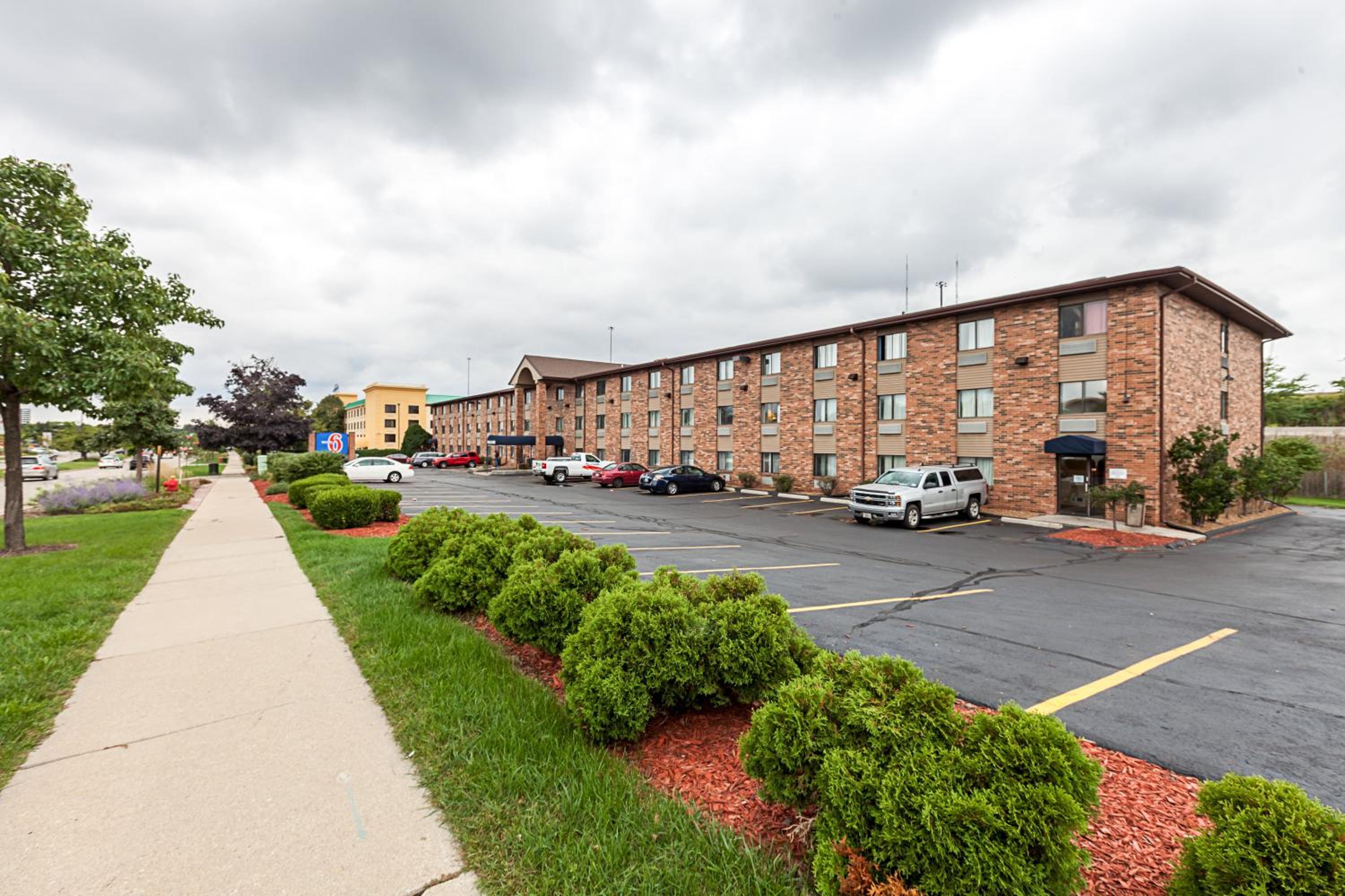 Milwaukee Vacations - Motel 6-Milwaukee, WI - Glendale - Property Image 4