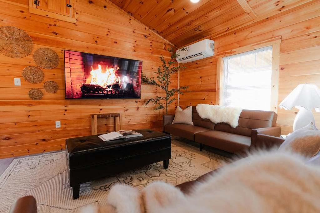 Cedar Wrapped Cozy Villa Cabin - 4 miles from Trails