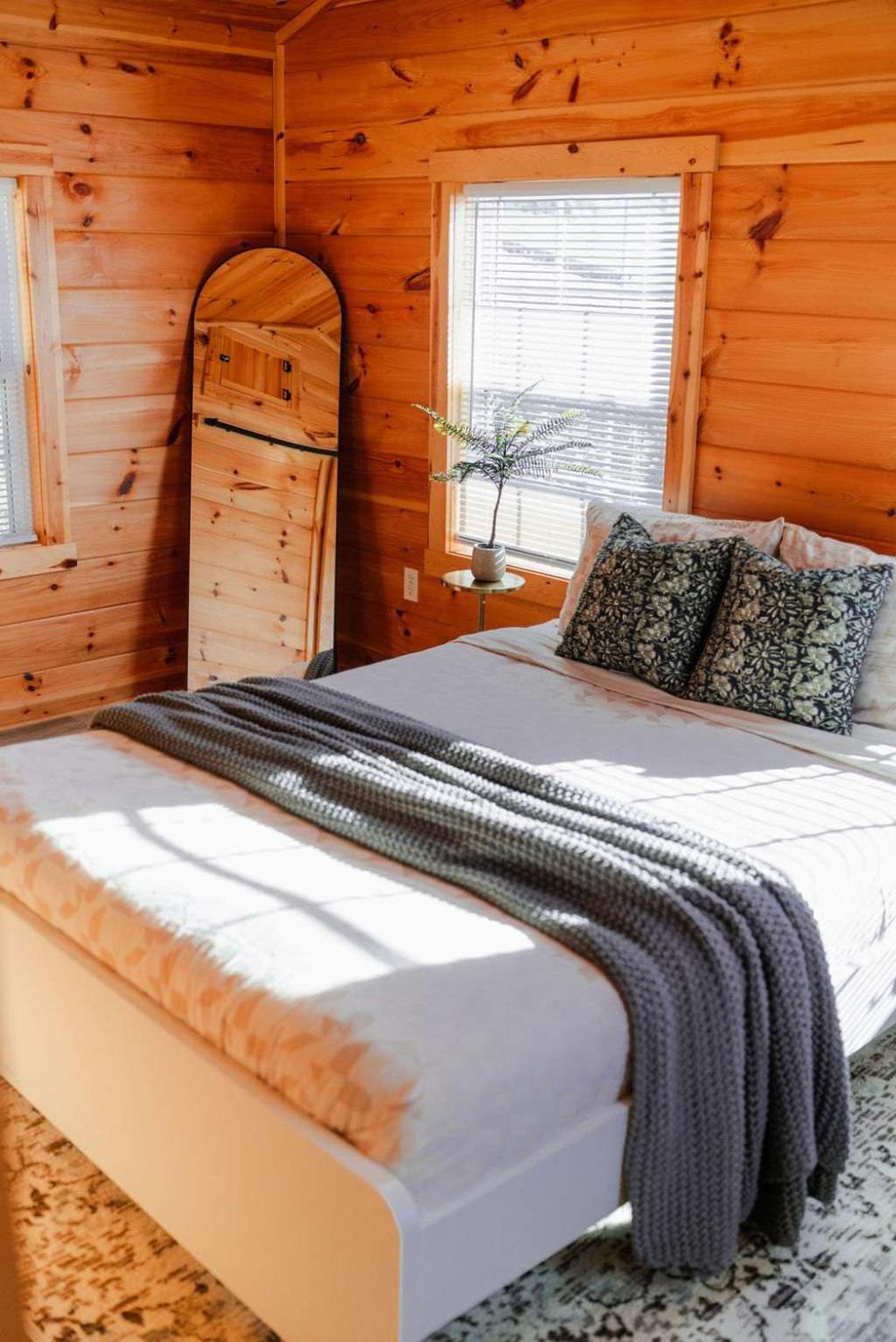 Cedar Wrapped Cozy Villa Cabin - 4 miles from Trails