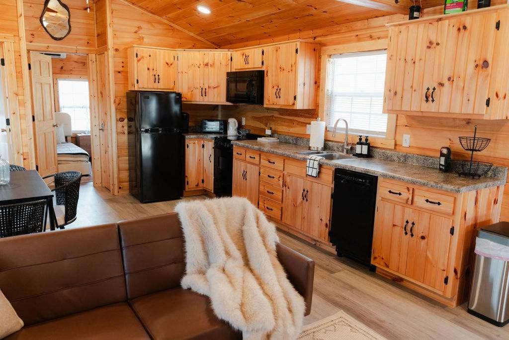 Cedar Wrapped Cozy Villa Cabin - 4 miles from Trails