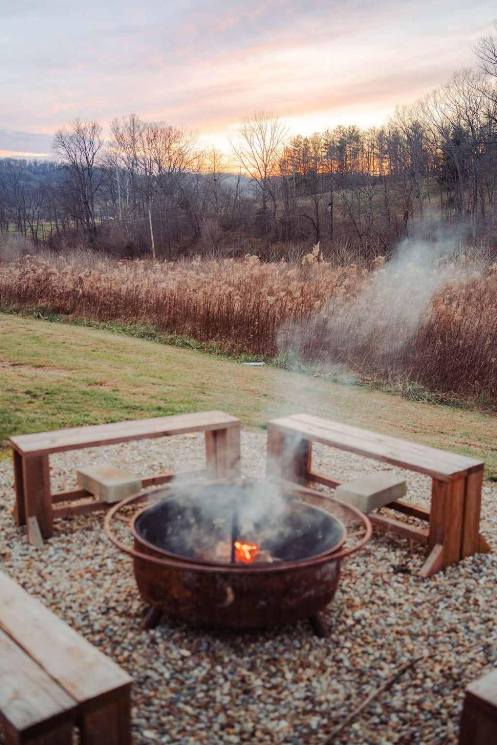 Cedar Wrapped Cozy Villa Cabin - 4 miles from Trails