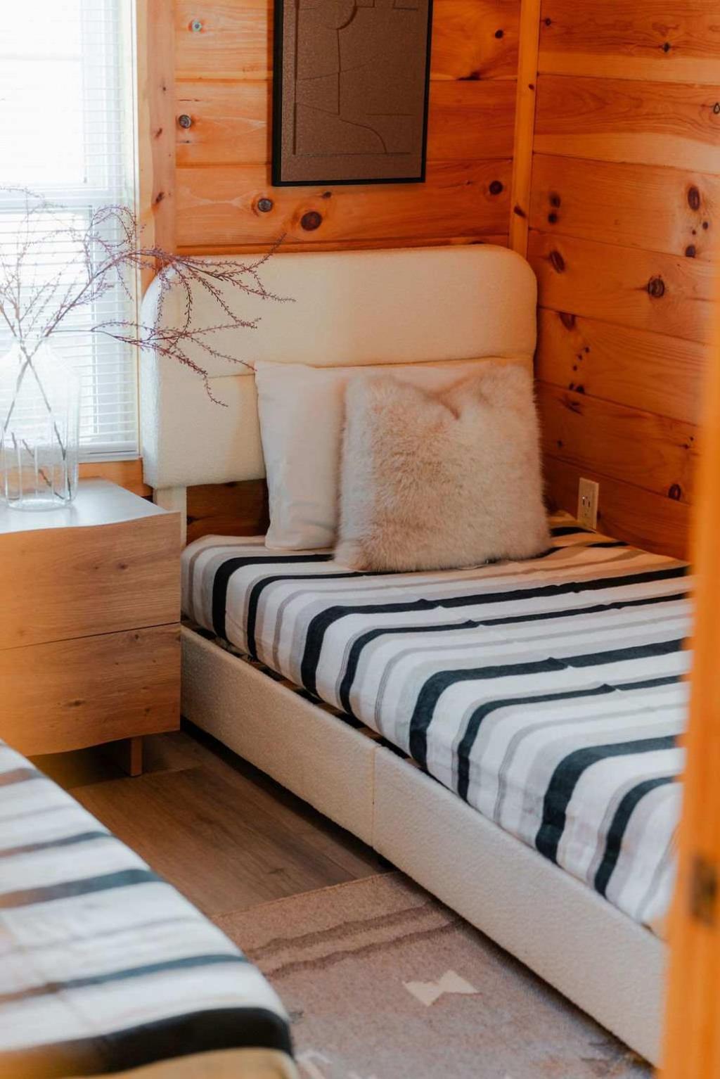 Cedar Wrapped Cozy Villa Cabin - 4 miles from Trails