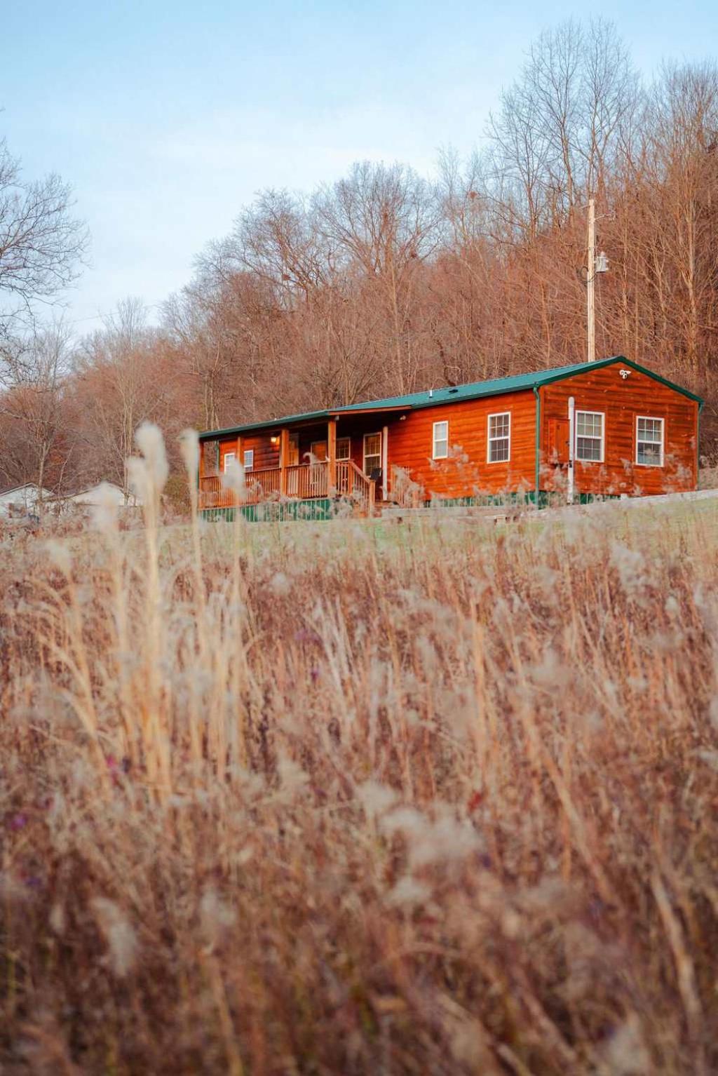 Cedar Wrapped Cozy Villa Cabin - 4 miles from Trails