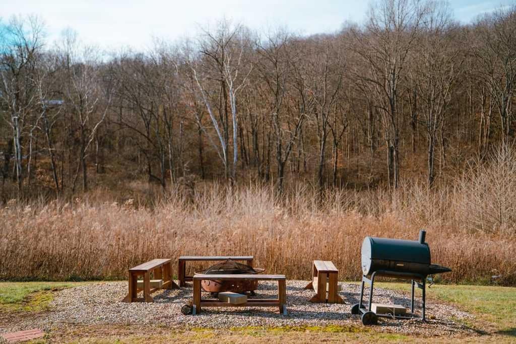 Cedar Wrapped Cozy Villa Cabin - 4 miles from Trails