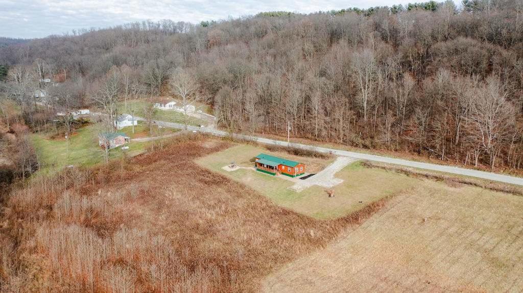 Cedar Wrapped Cozy Villa Cabin - 4 miles from Trails
