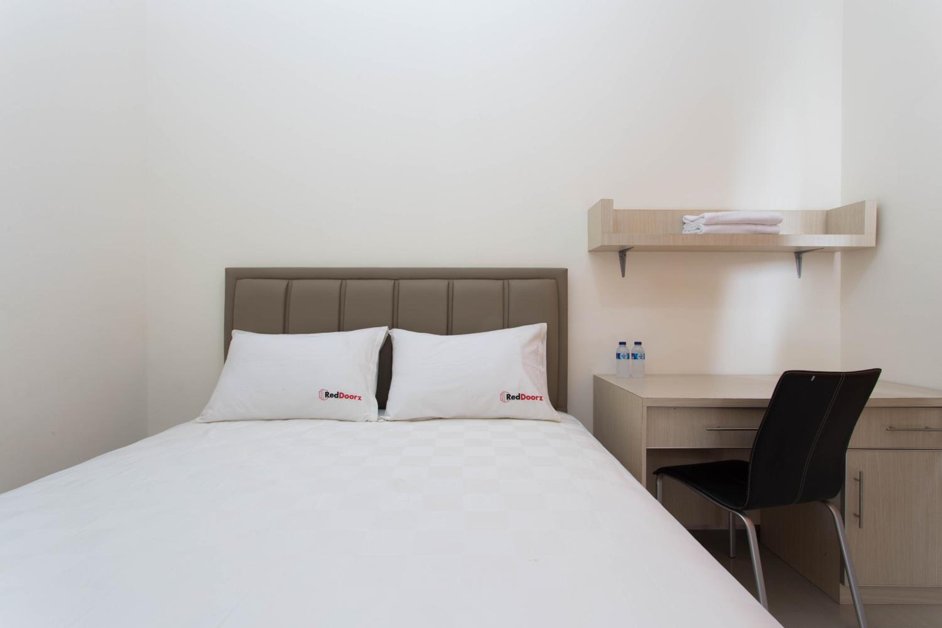 RedDoorz Plus near Siloam Karawaci