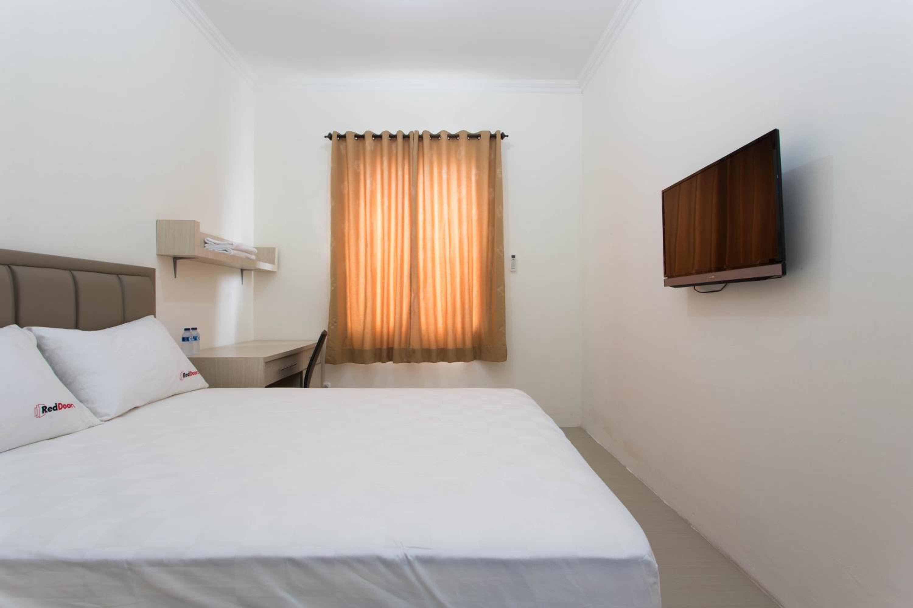 RedDoorz Plus near Siloam Karawaci