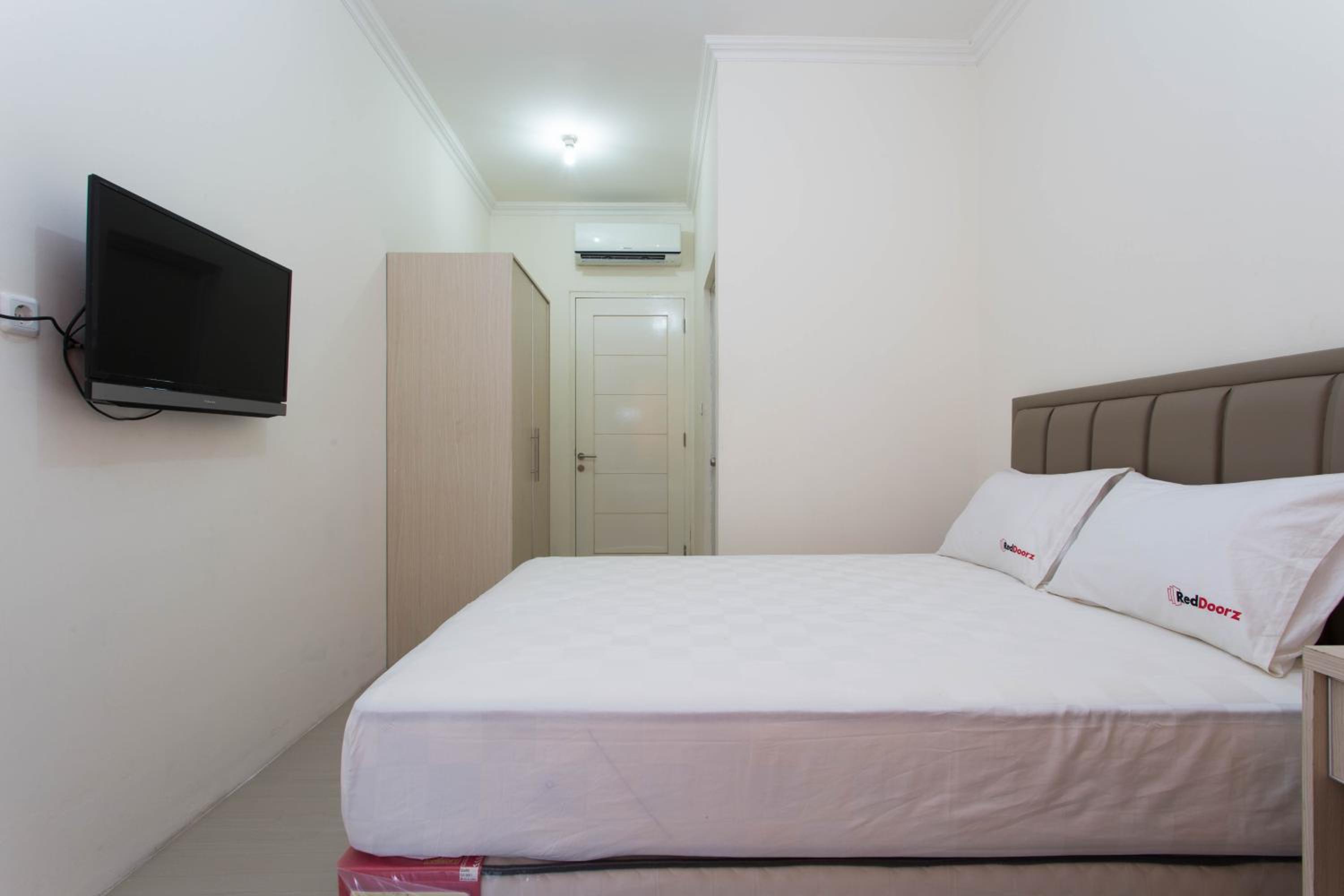 RedDoorz Plus near Siloam Karawaci