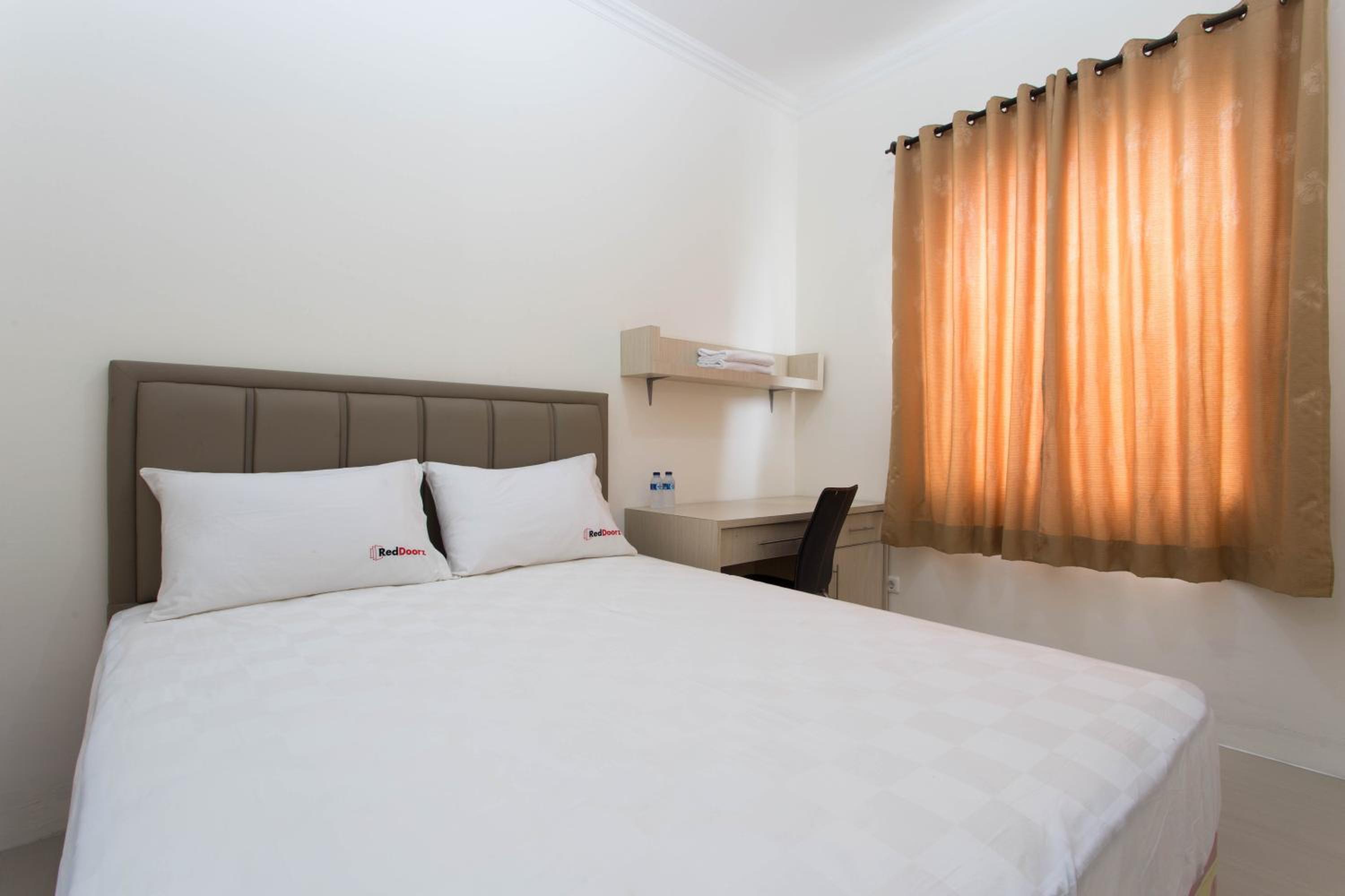 RedDoorz Plus near Siloam Karawaci