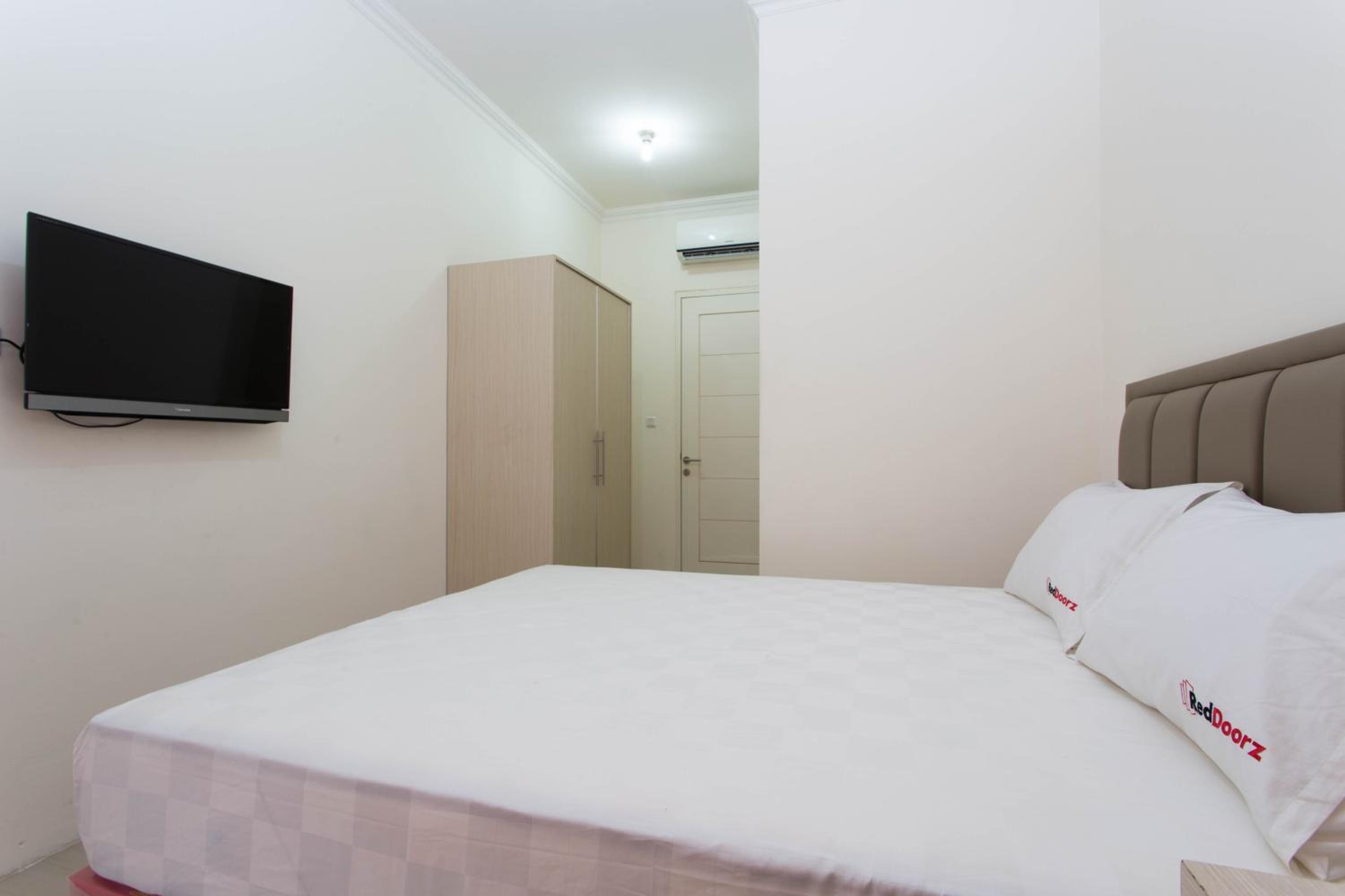 RedDoorz Plus near Siloam Karawaci