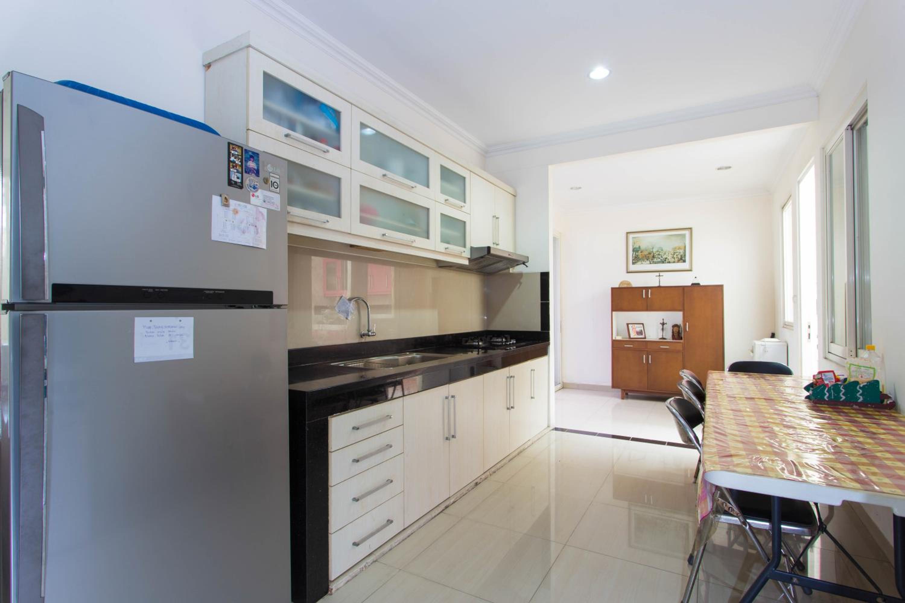 RedDoorz Plus near Siloam Karawaci