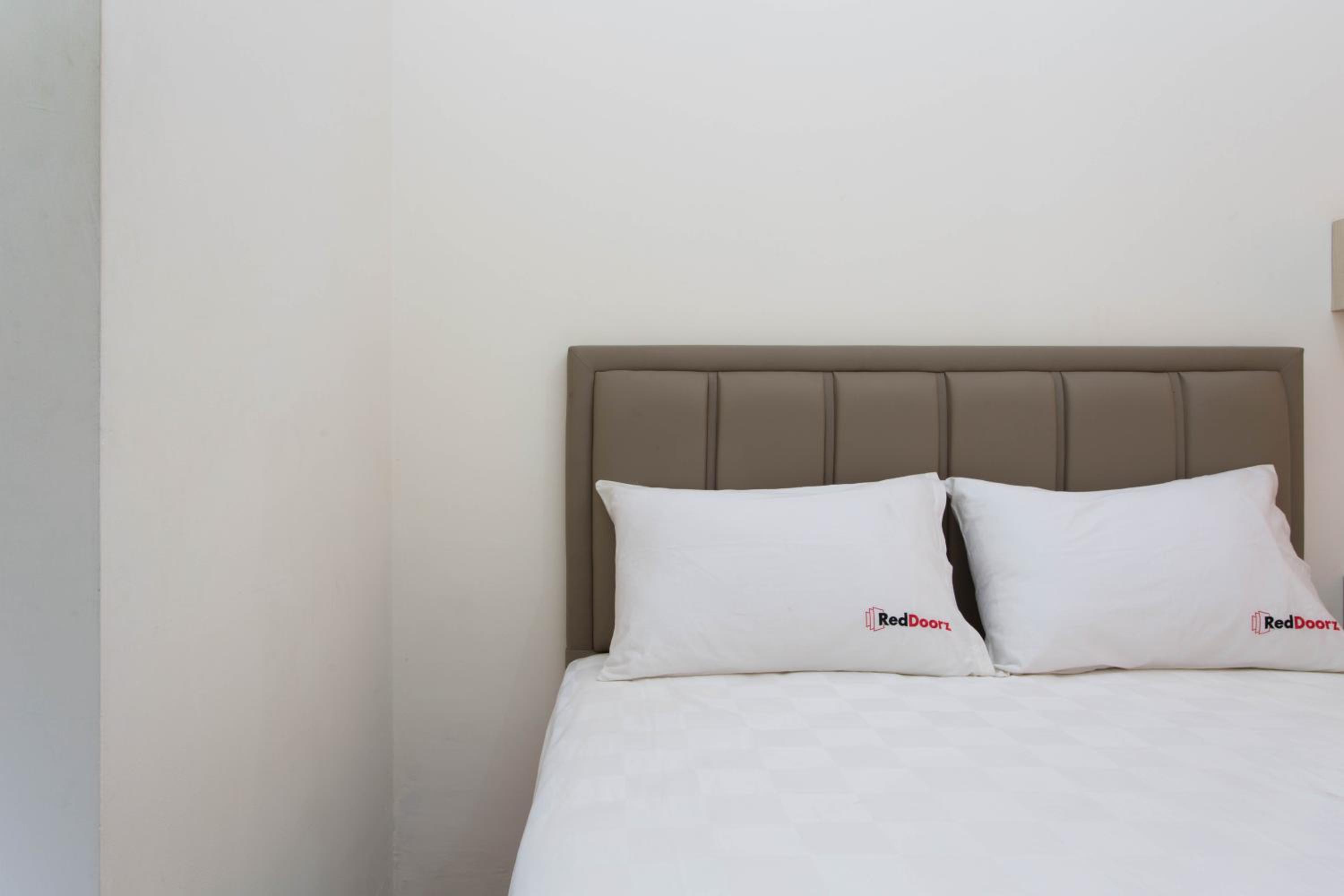 RedDoorz Plus near Siloam Karawaci