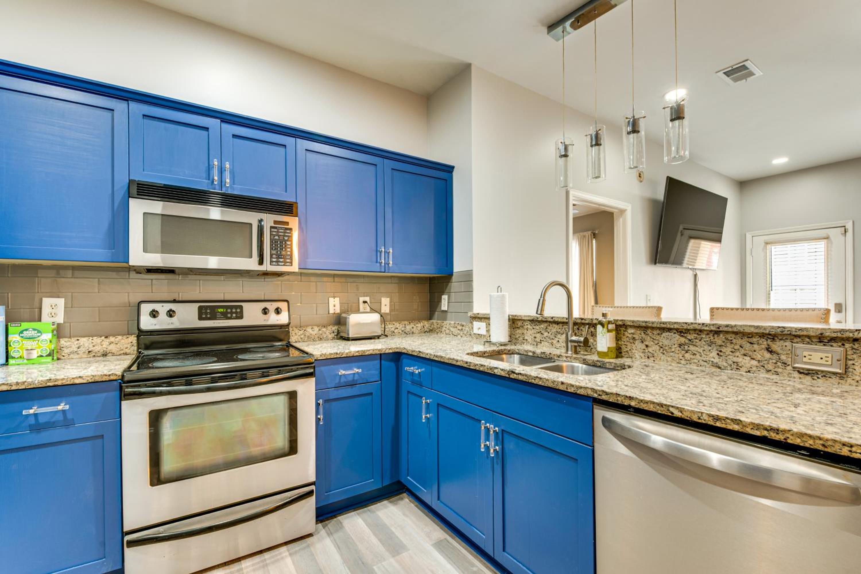 Prime ATL Spot! Updated Condo Steps to MARTA