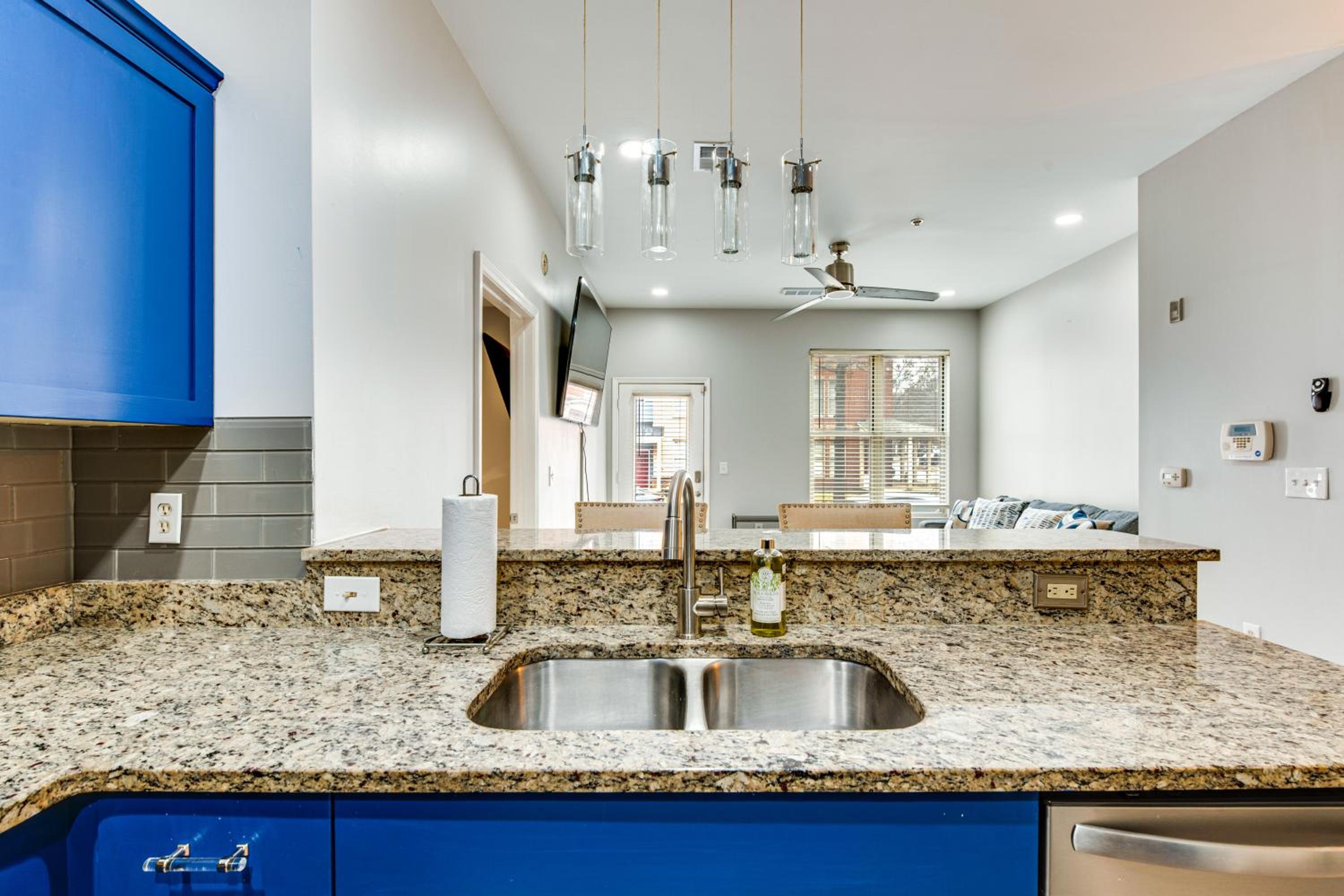 Prime ATL Spot! Updated Condo Steps to MARTA