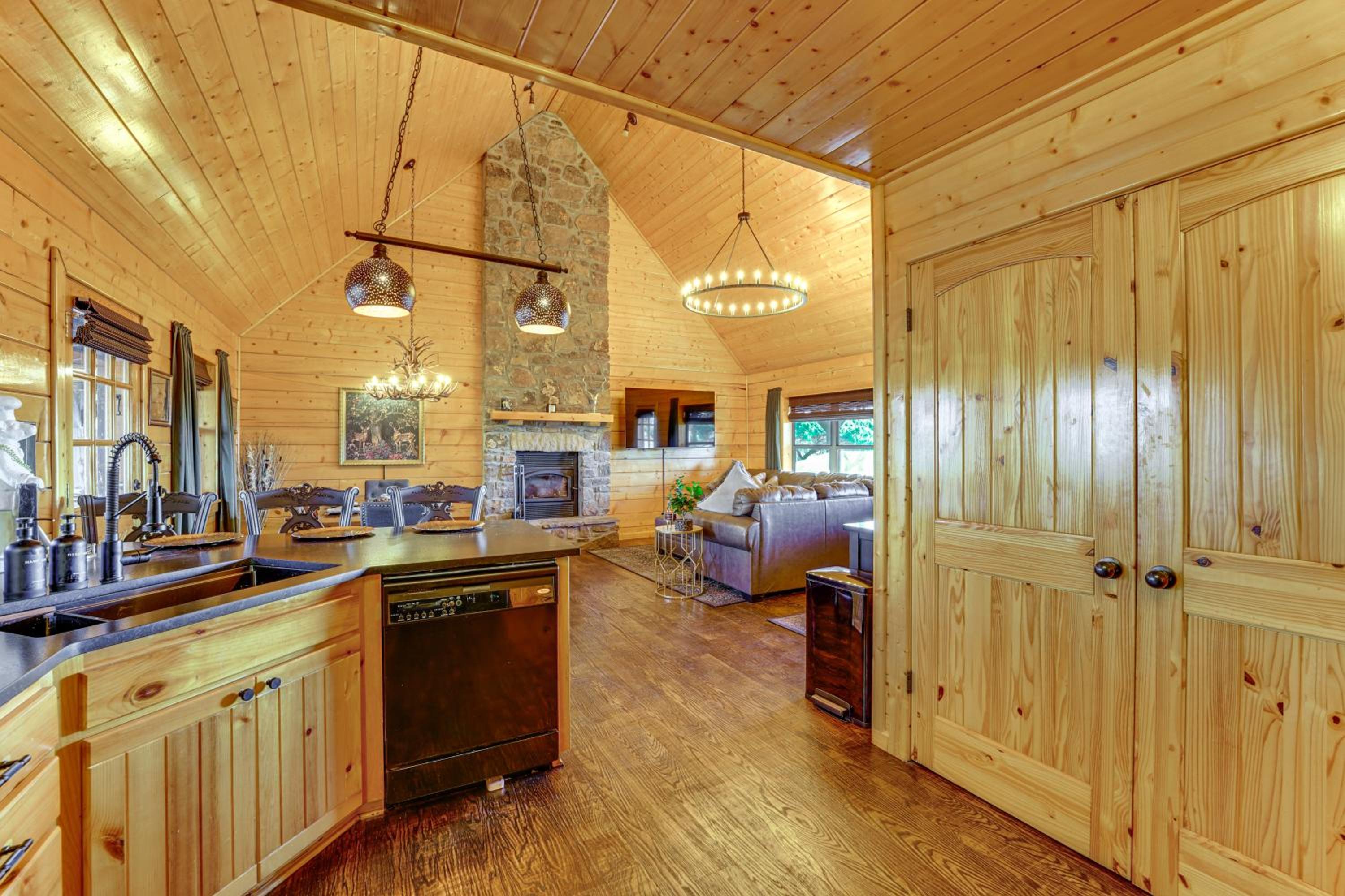 Fish, Raft and Relax! Spacious Sulphur Springs Home