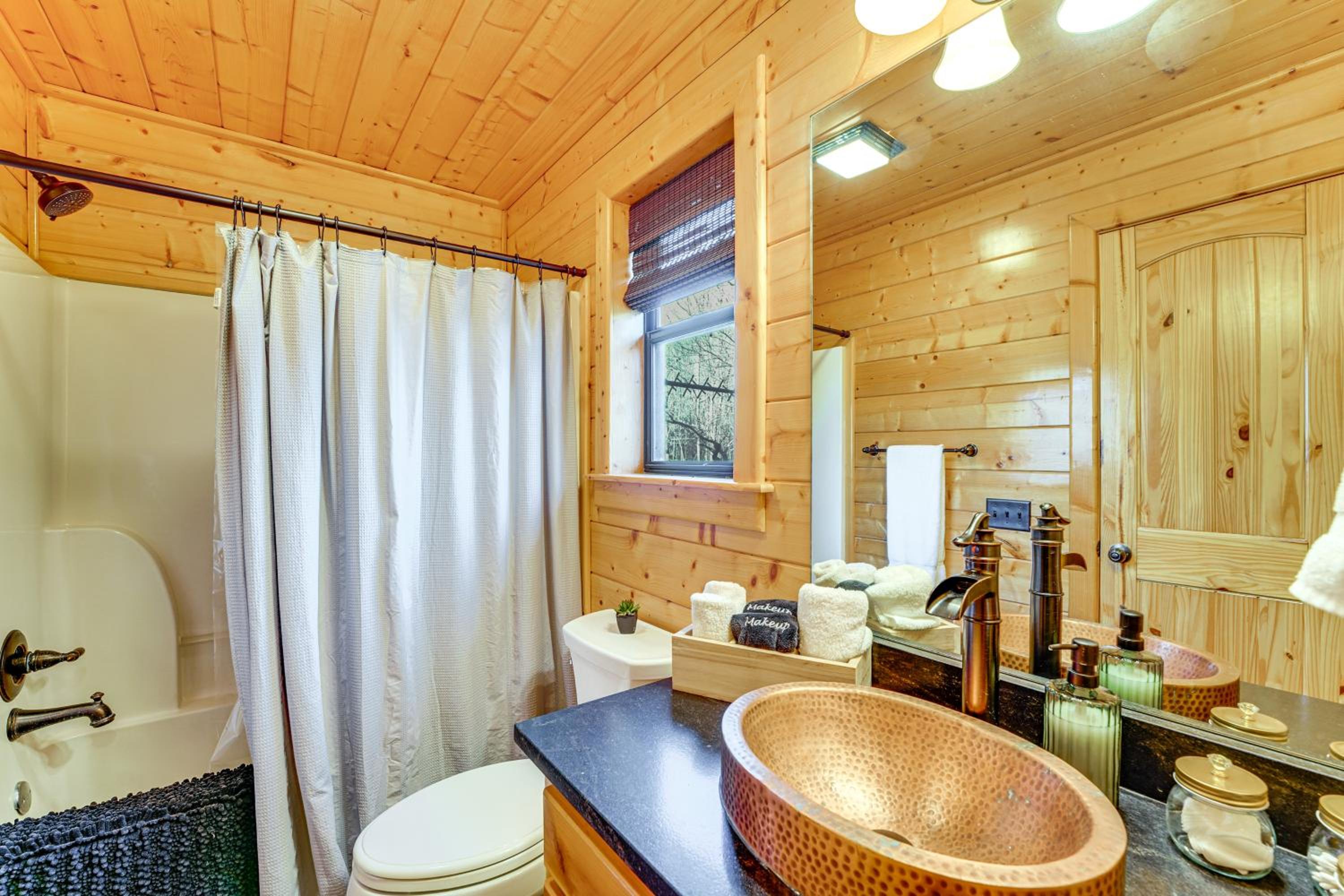 Fish, Raft and Relax! Spacious Sulphur Springs Home