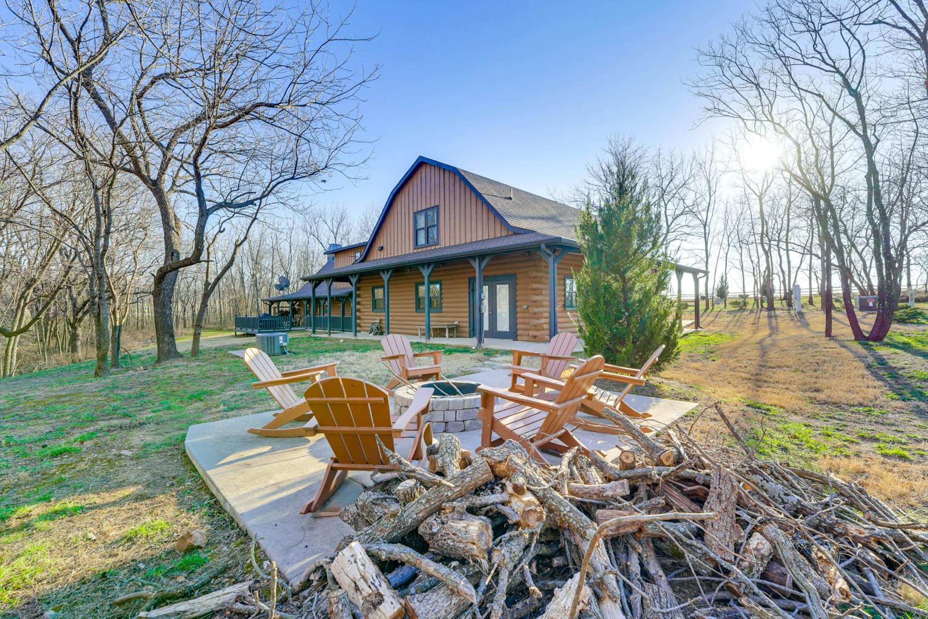 Fish, Raft and Relax! Spacious Sulphur Springs Home