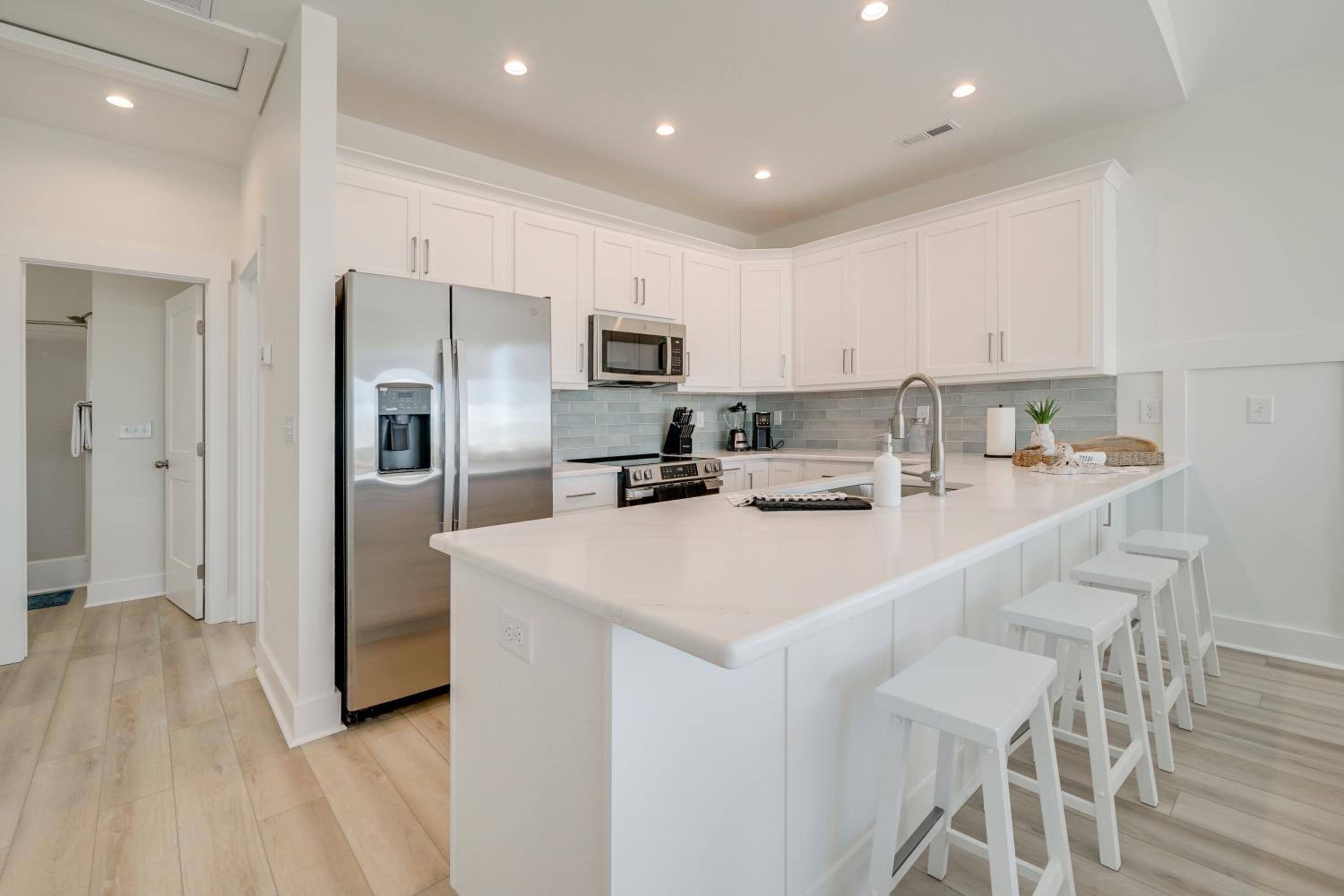 Easy Walk to Beach, Elevator, Sleeps 8 | Surf City