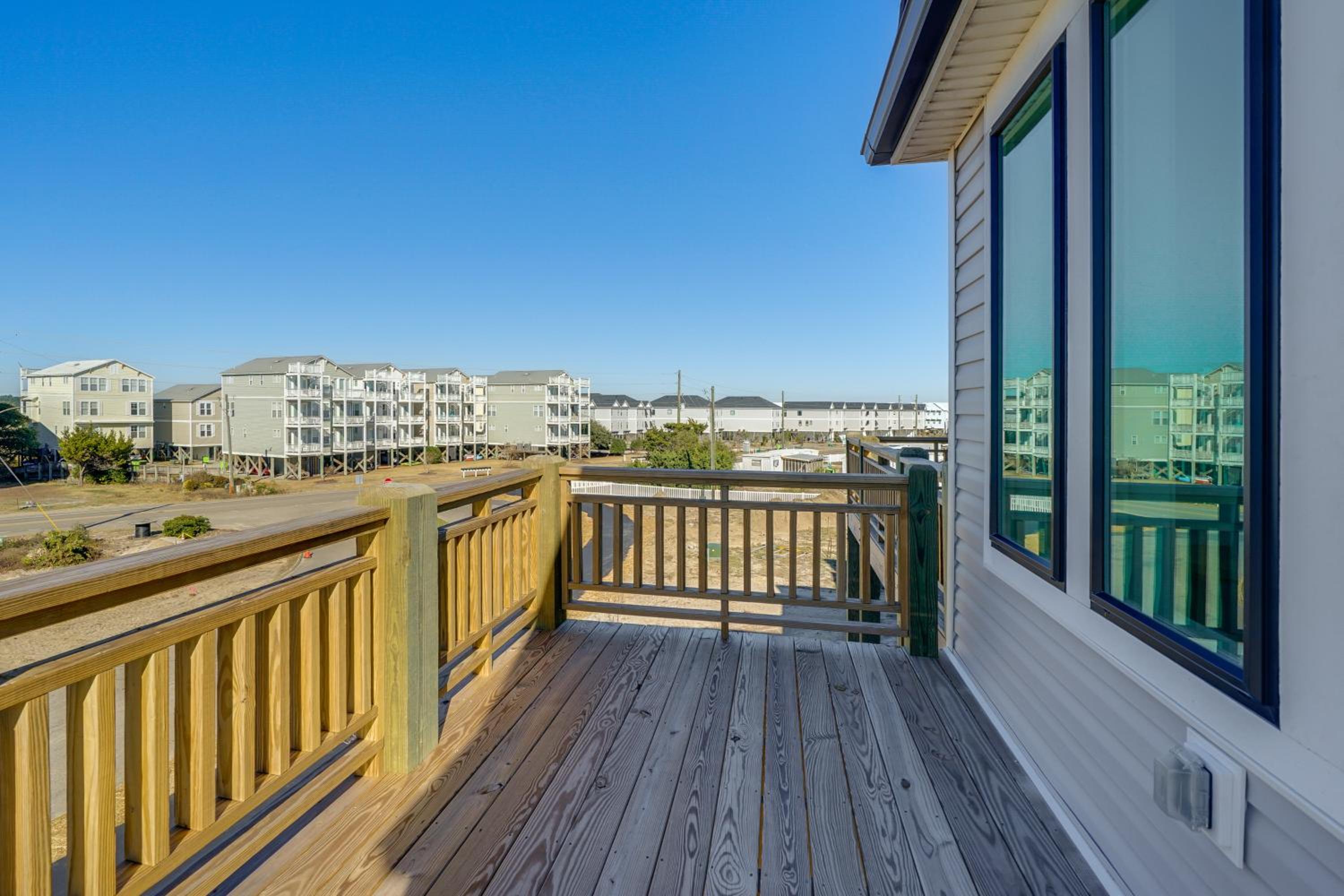 Easy Walk to Beach, Elevator, Sleeps 8 | Surf City