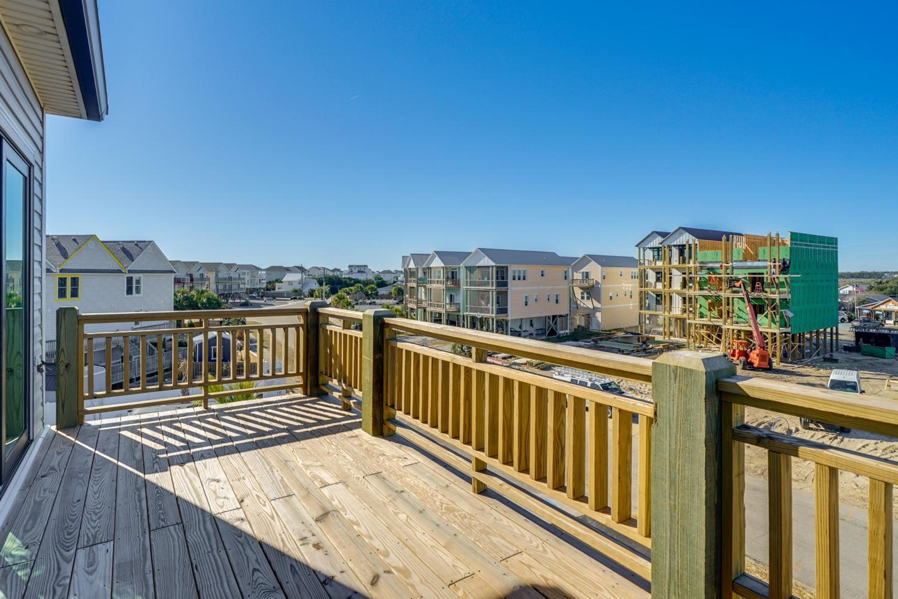 Easy Walk to Beach, Elevator, Sleeps 8 | Surf City