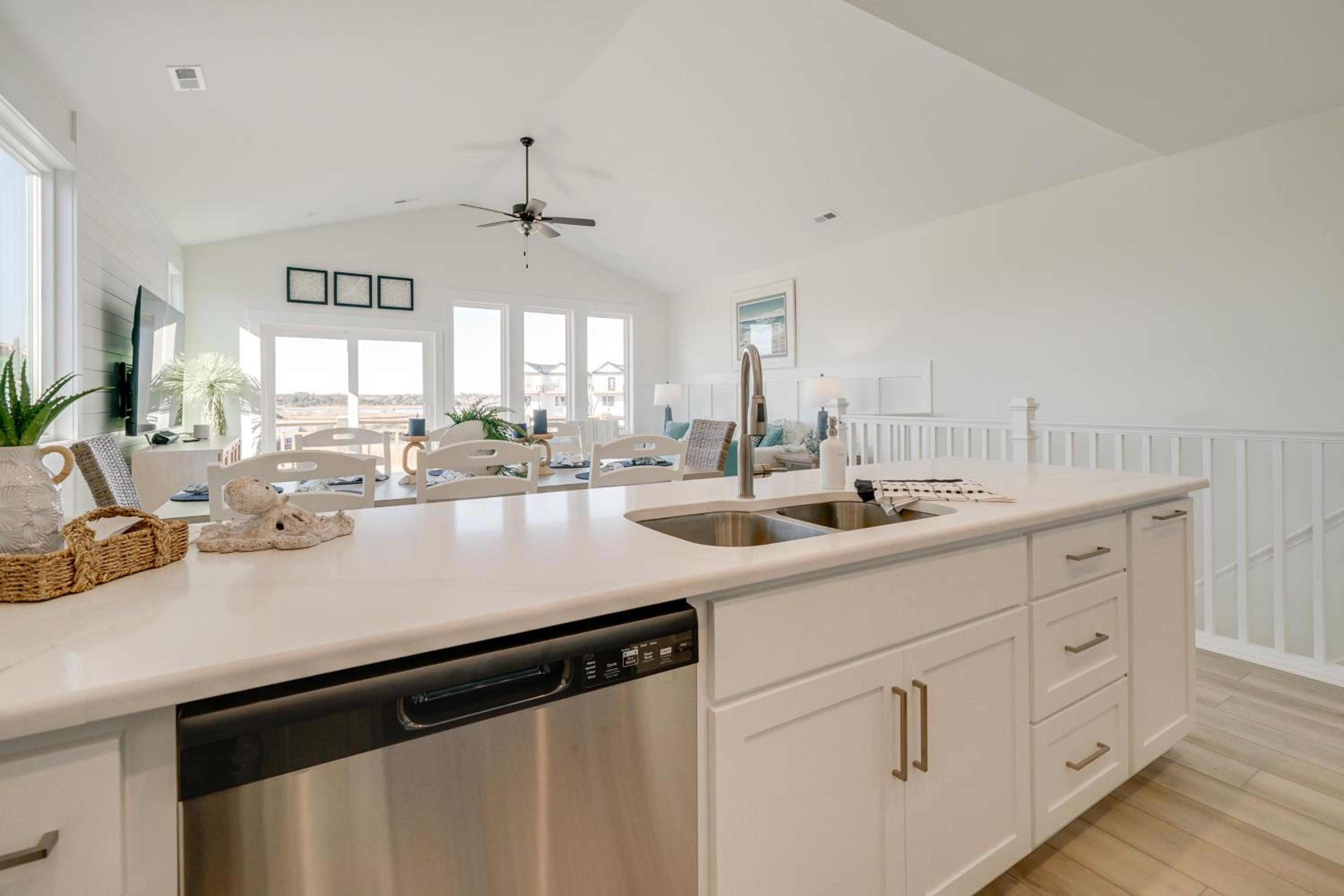 Easy Walk to Beach, Elevator, Sleeps 8 | Surf City
