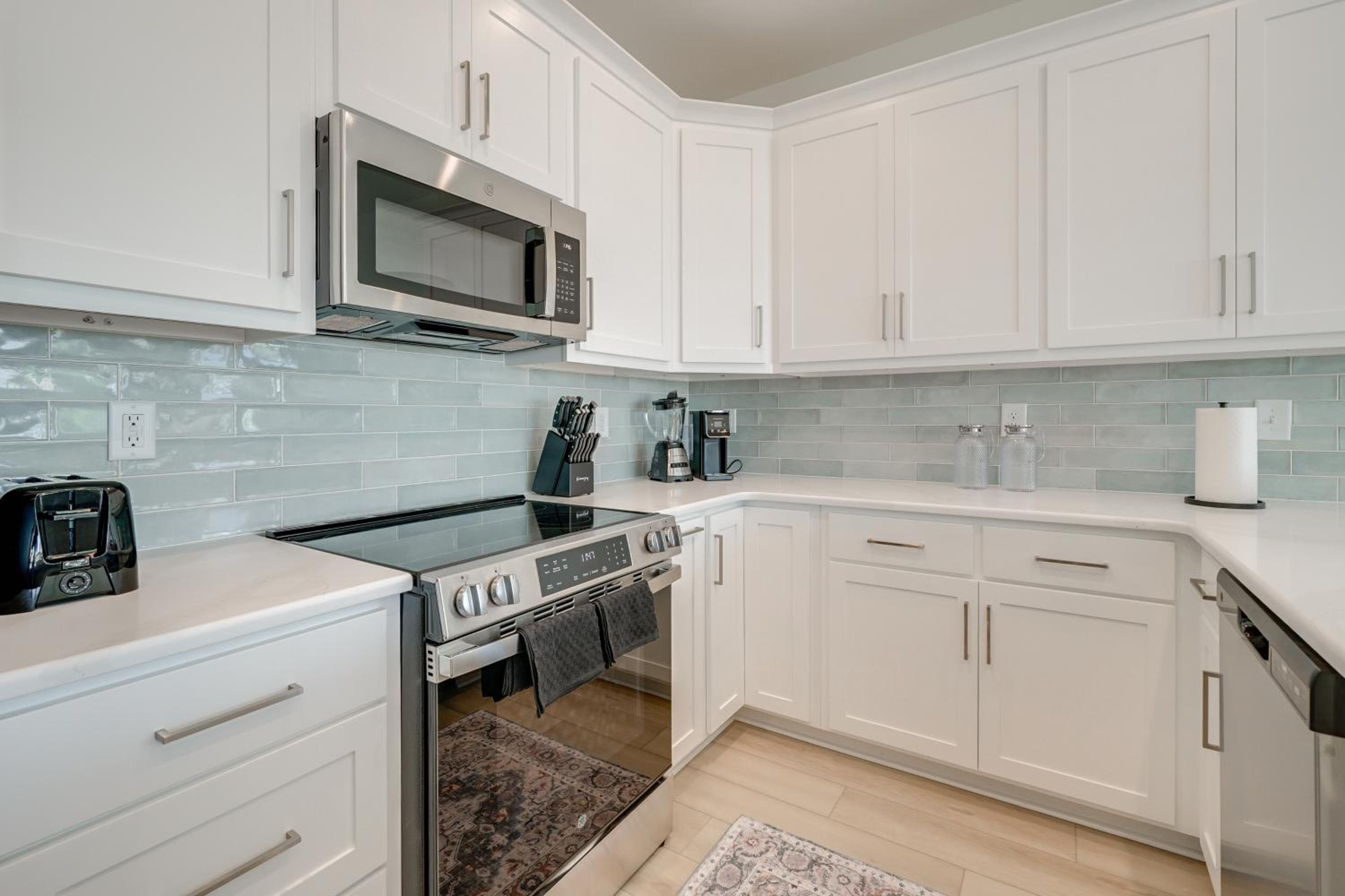 Easy Walk to Beach, Elevator, Sleeps 8 | Surf City