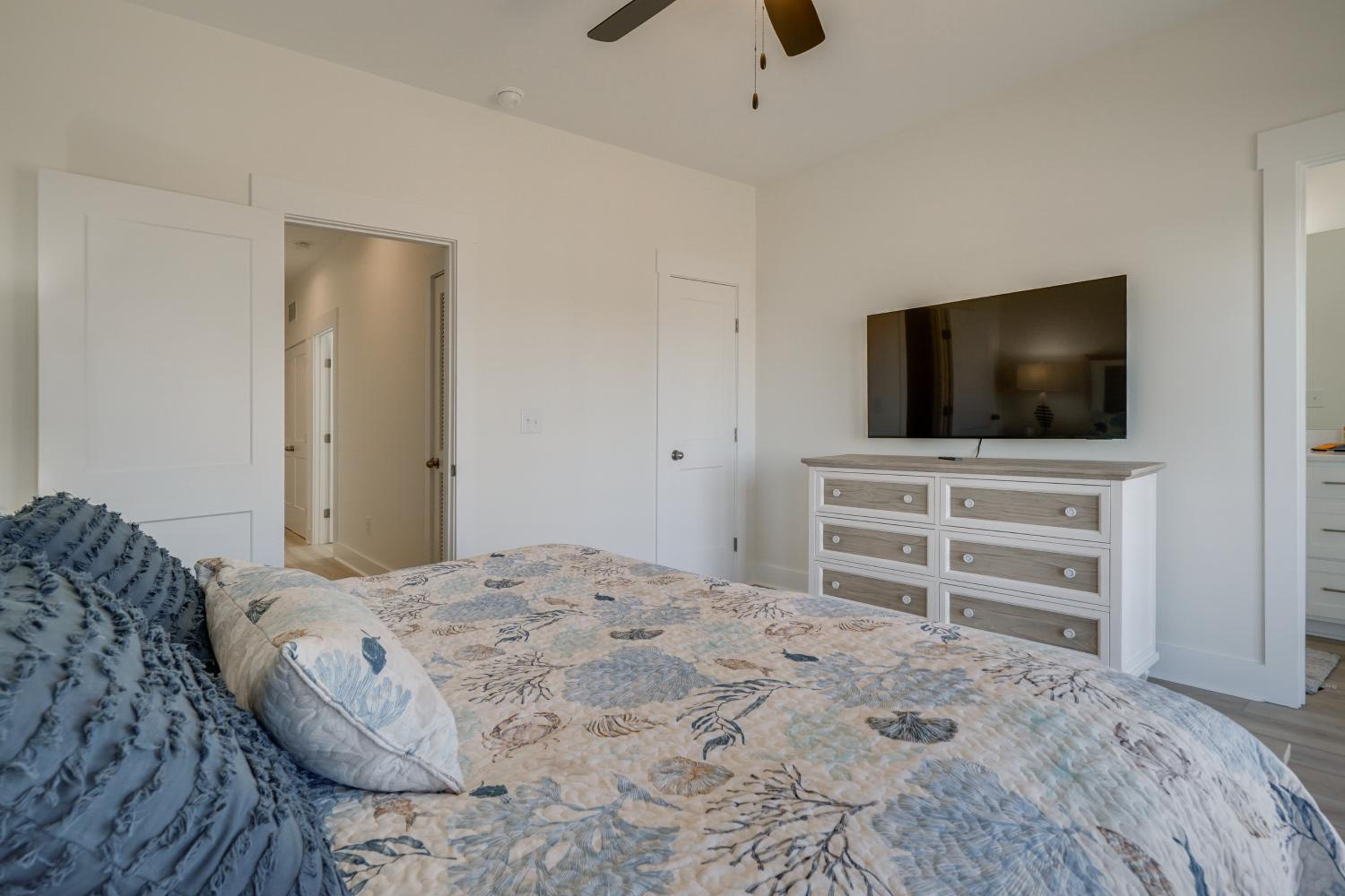 Easy Walk to Beach, Elevator, Sleeps 8 | Surf City