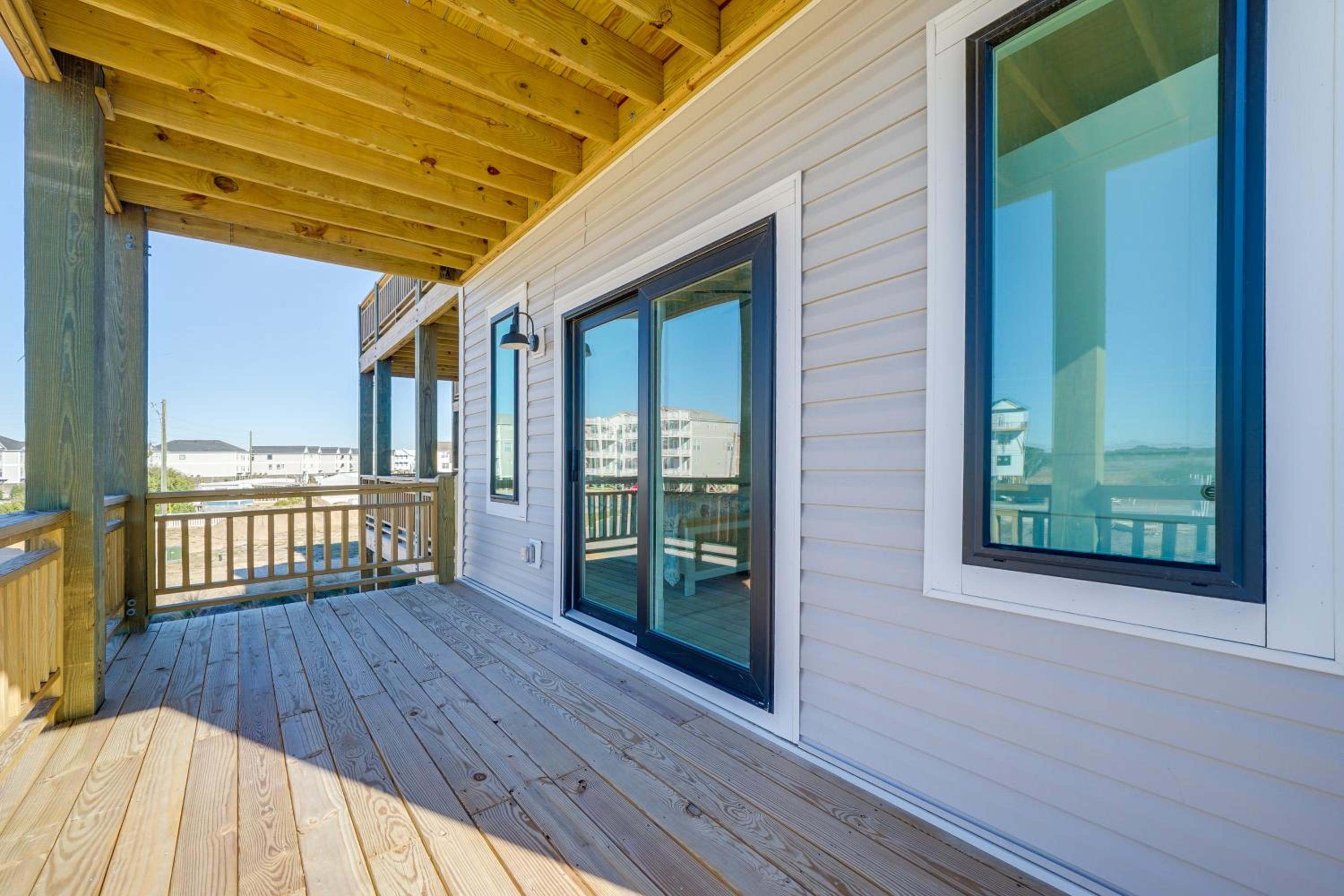 Easy Walk to Beach, Elevator, Sleeps 8 | Surf City
