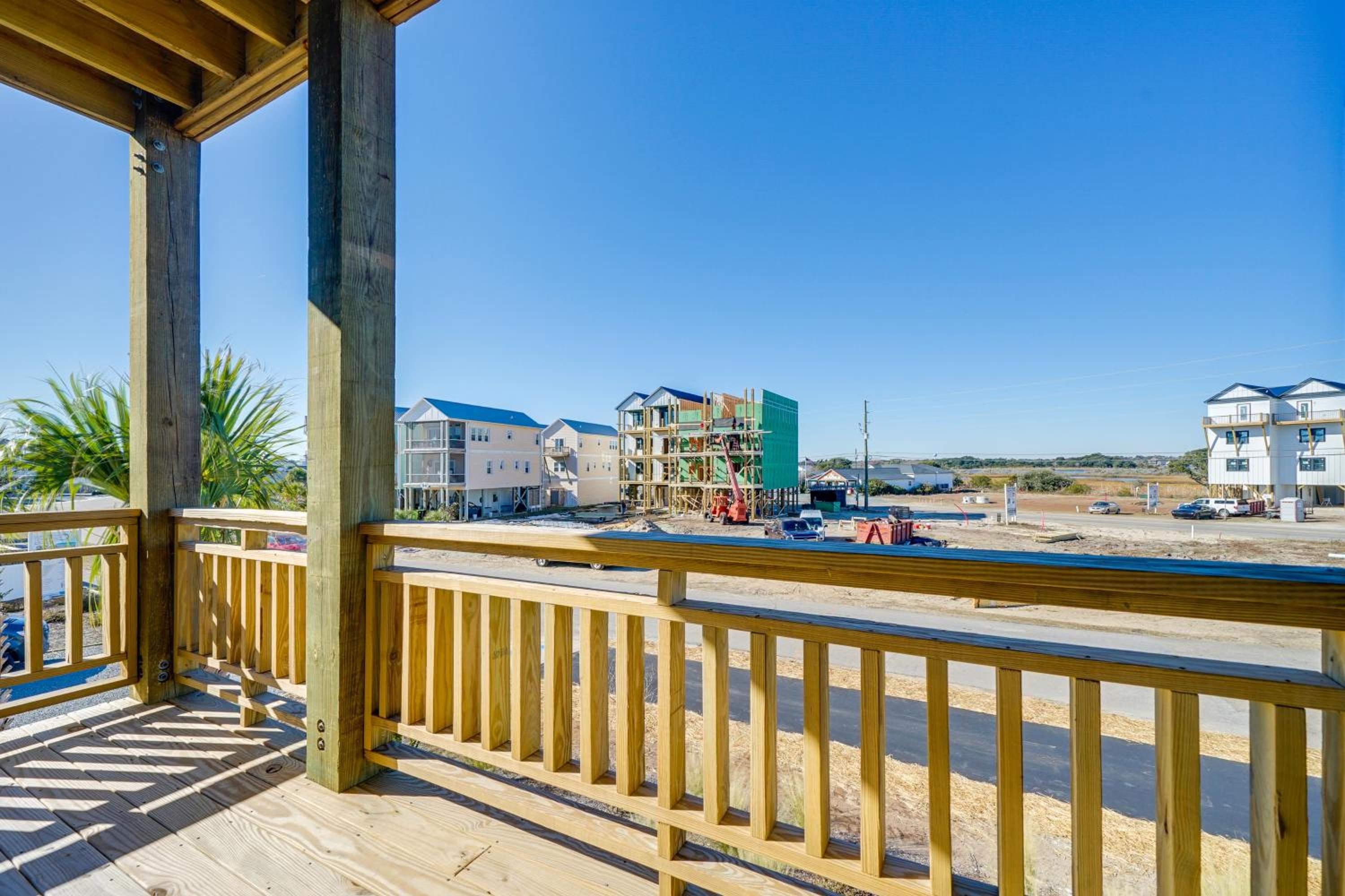 Easy Walk to Beach, Elevator, Sleeps 8 | Surf City
