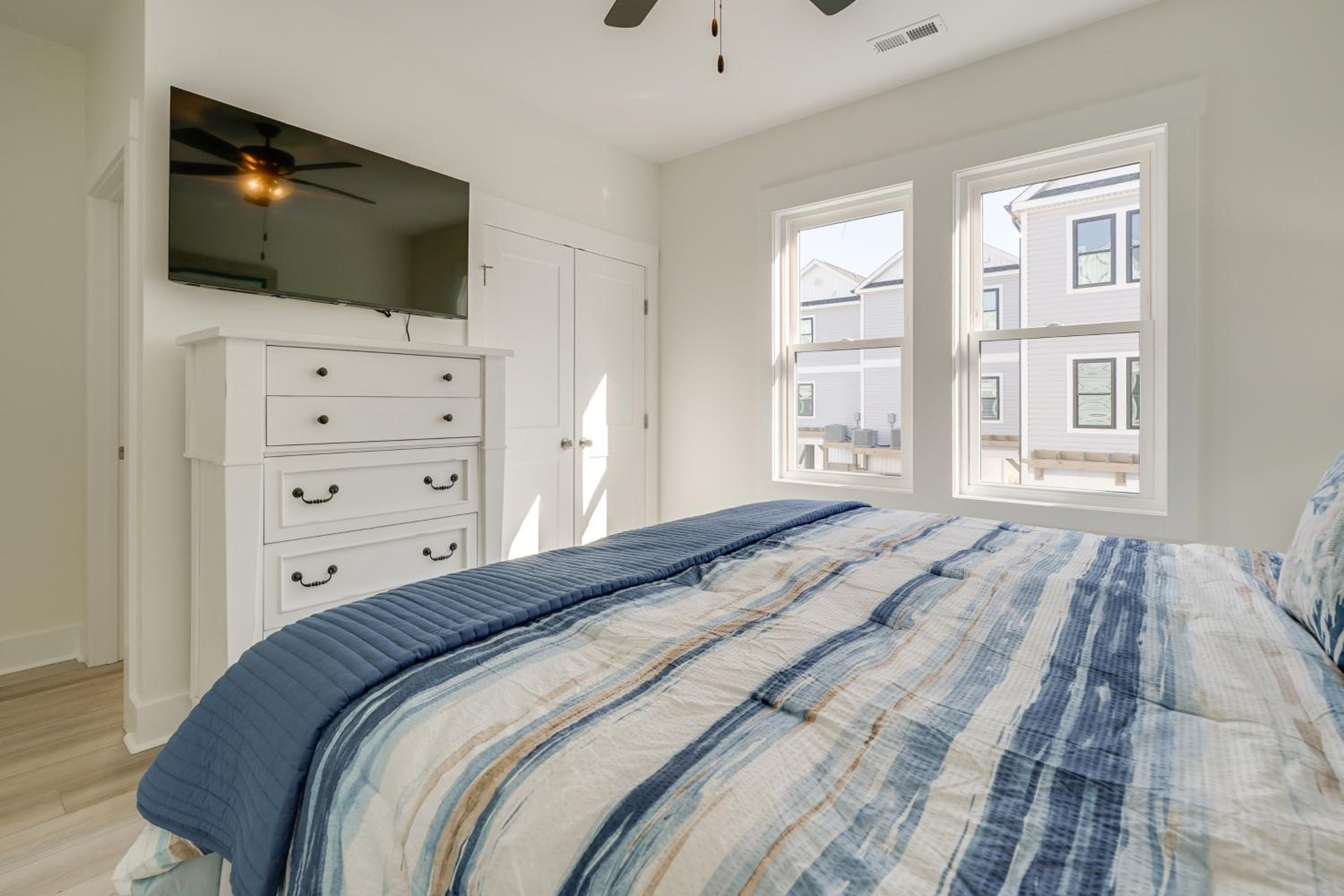 Easy Walk to Beach, Elevator, Sleeps 8 | Surf City