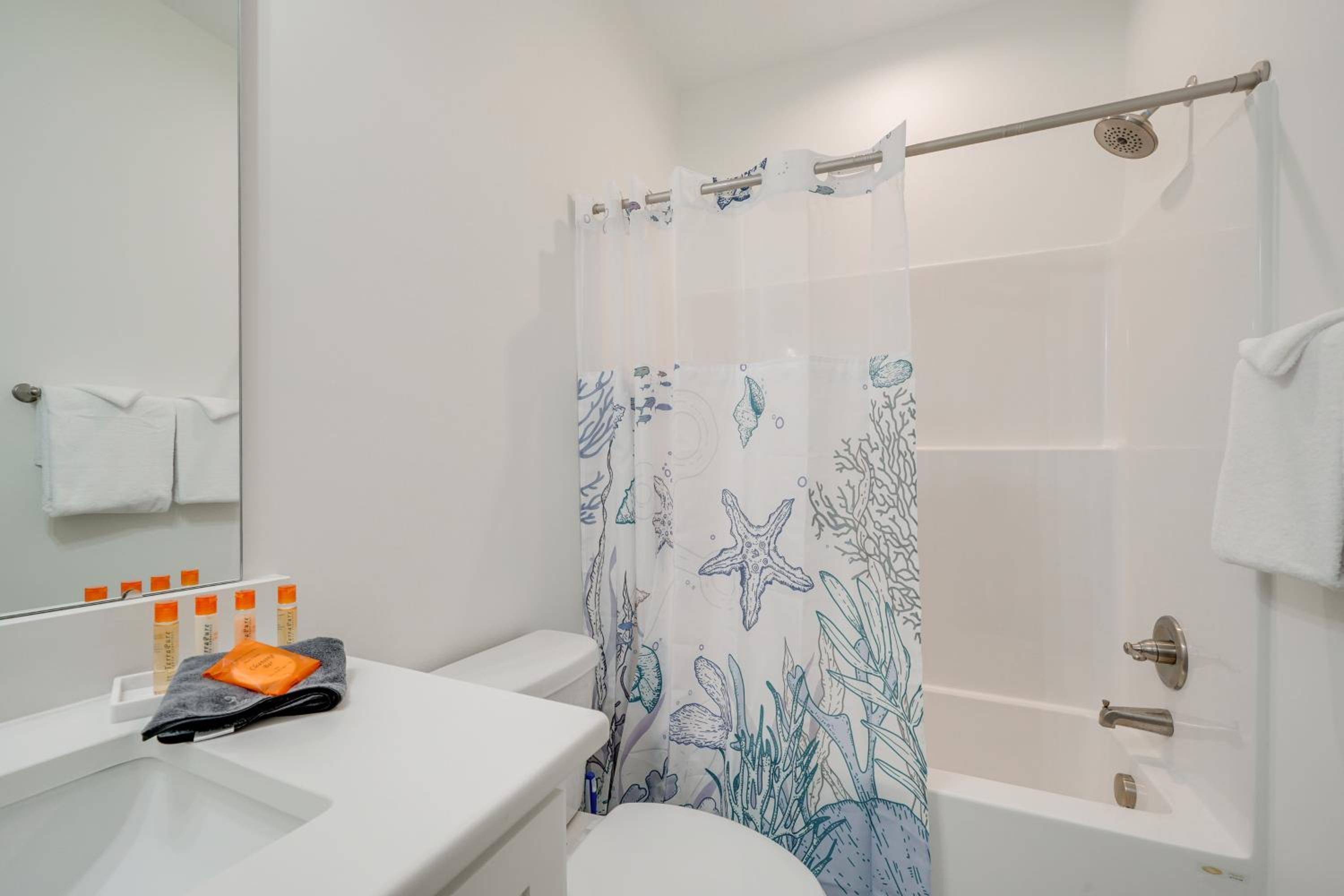 Easy Walk to Beach, Elevator, Sleeps 8 | Surf City