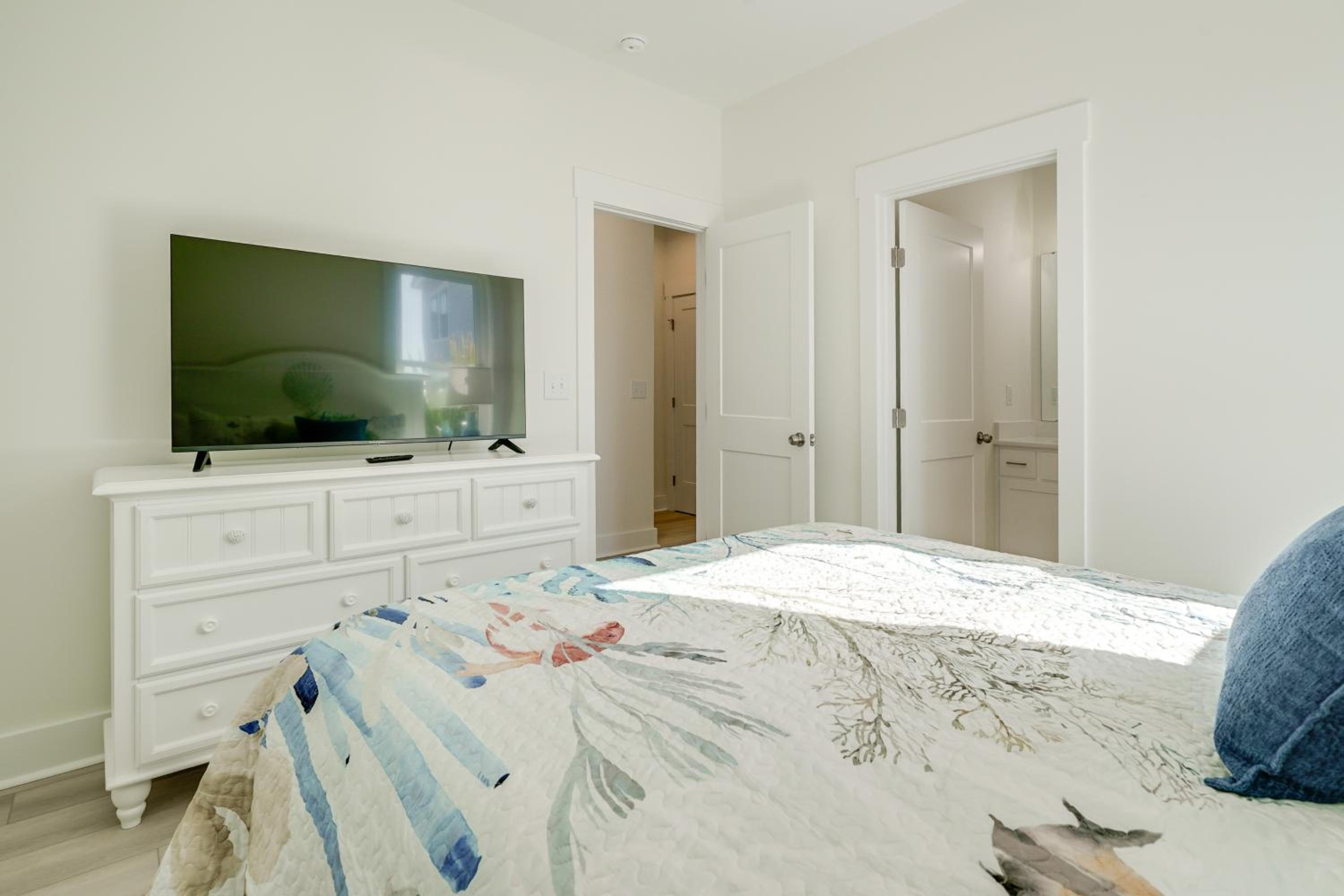 Easy Walk to Beach, Elevator, Sleeps 8 | Surf City