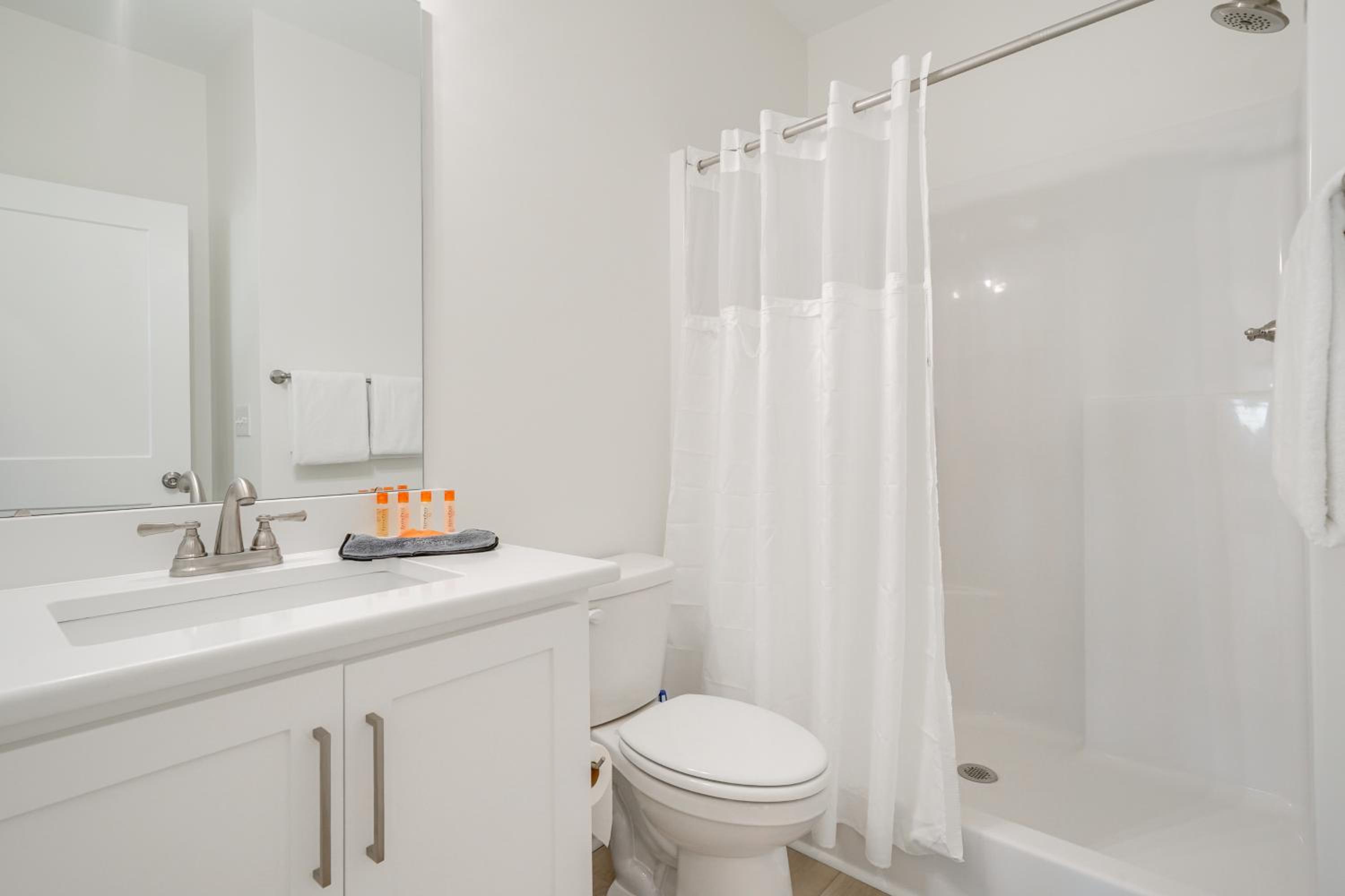 Easy Walk to Beach, Elevator, Sleeps 8 | Surf City